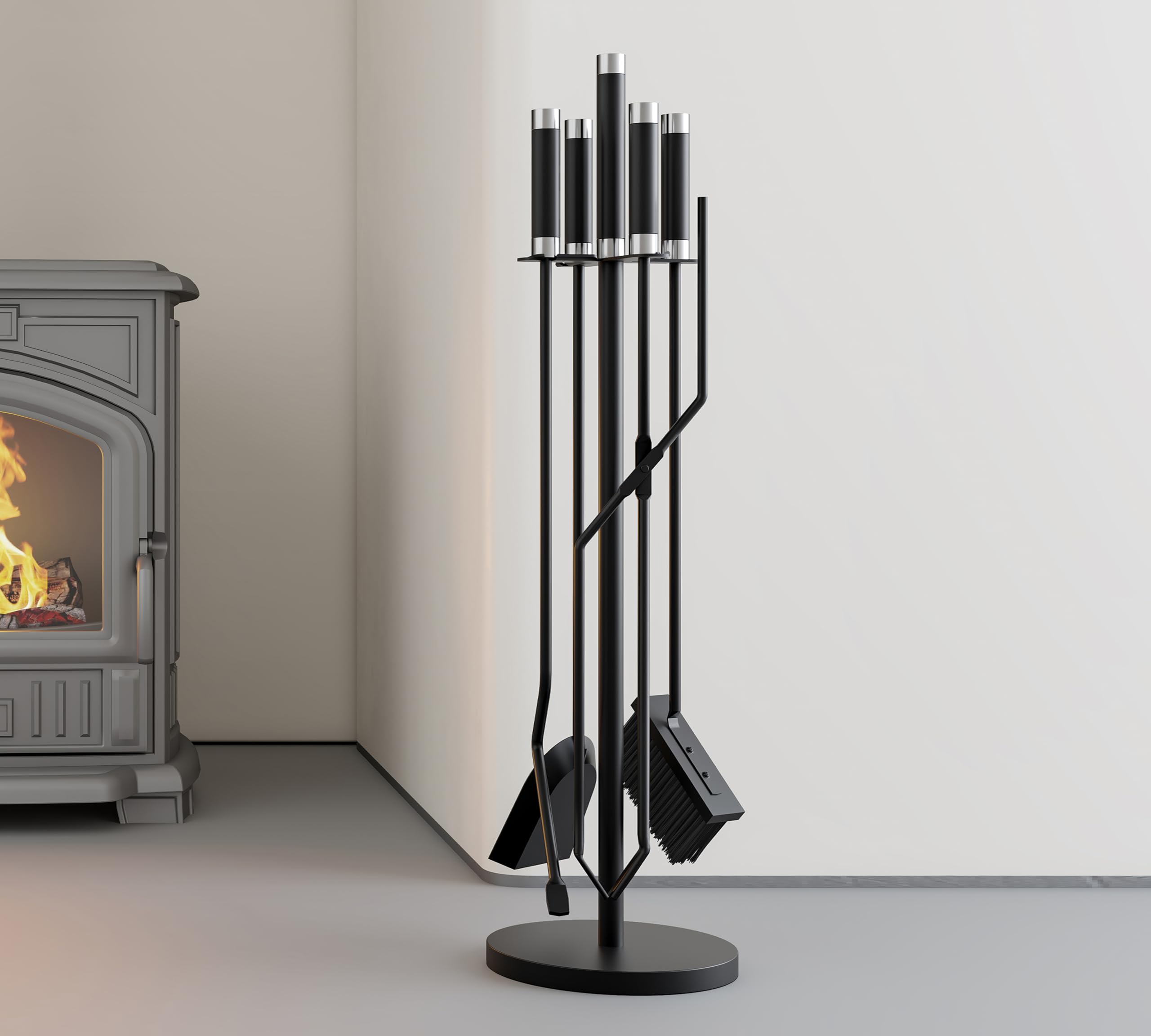 Kingson Set di 5 accessori per caminetto – Ferro rivestito in polvere nero con manici in acciaio inossidabile – Include spazzola, paletta, attizzatoio, pinze e supporto pesante – Set di strumenti per