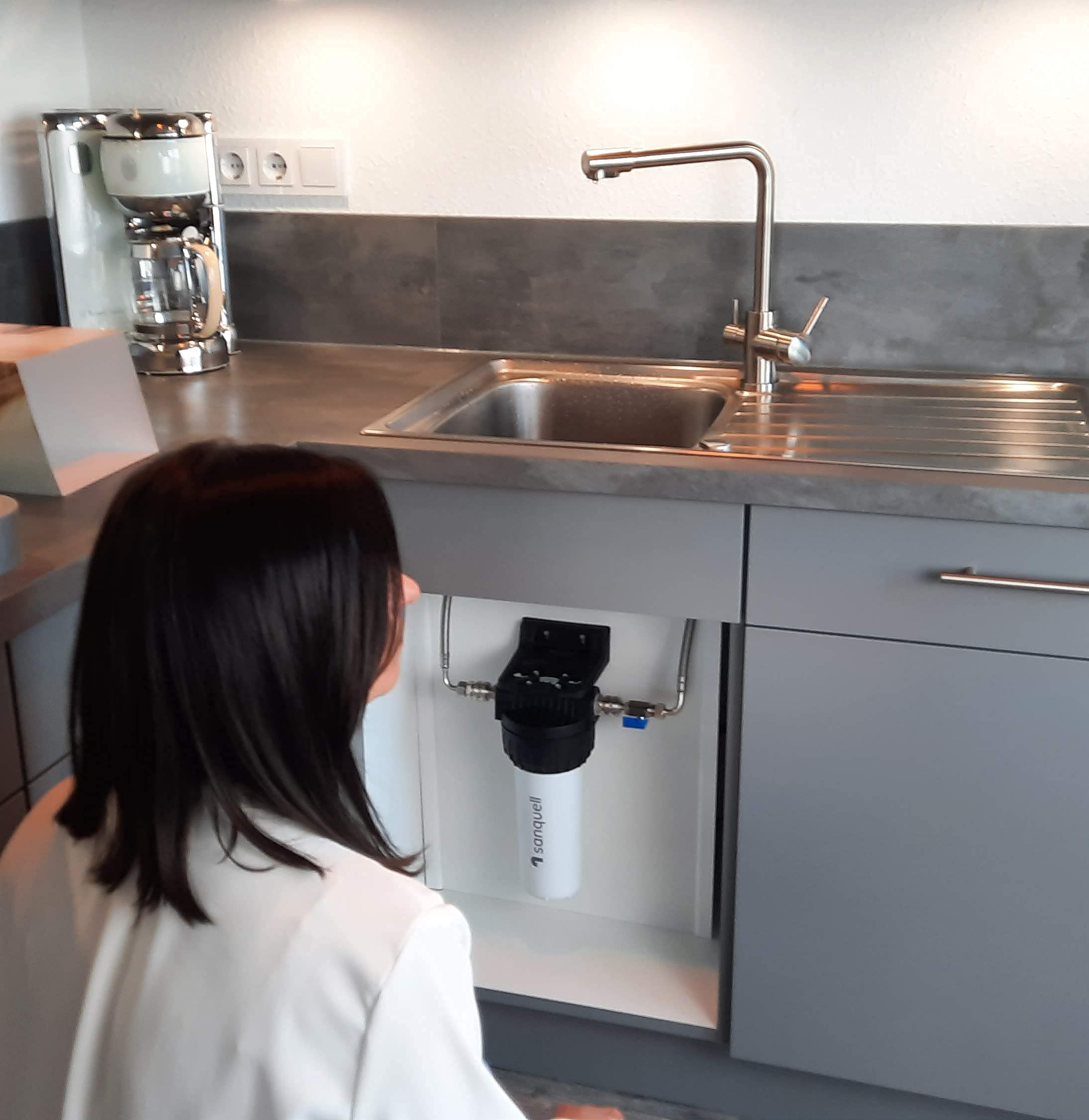 Premium Untertisch Wasserfilter, 8 Liter/Minute, entfernt 100 Schadstoffe, hohe Kapazität, kein separater Wasserhahn nötig, nachhaltiges Design, Made in Germany
