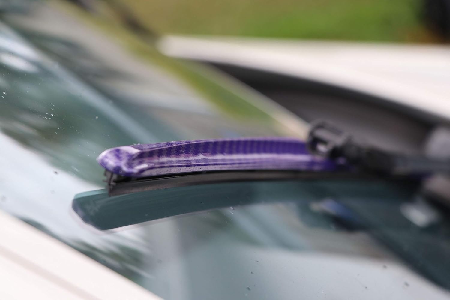 AutoTex Clix Wipers - Purple Carbon Fiber Automotive Windshield Wiper Blades - Universal Clip On Replacement Windshield-Wipers - All-Weather - Single Blade (22")