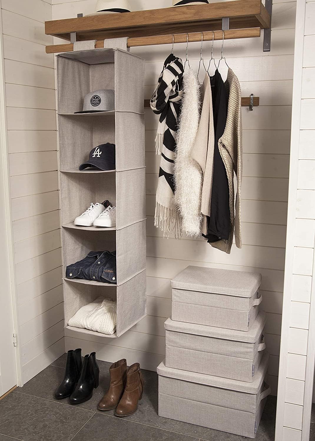 BIGSO Schrankorganizer für die Kleiderstange mit 5 großen Ablagefächern – Hängeorganizer für den Kleiderschrank mit Klettverschluss – Hängeregal aus Polyester und Karton – Beige Küche, Haushalt & Wohnen