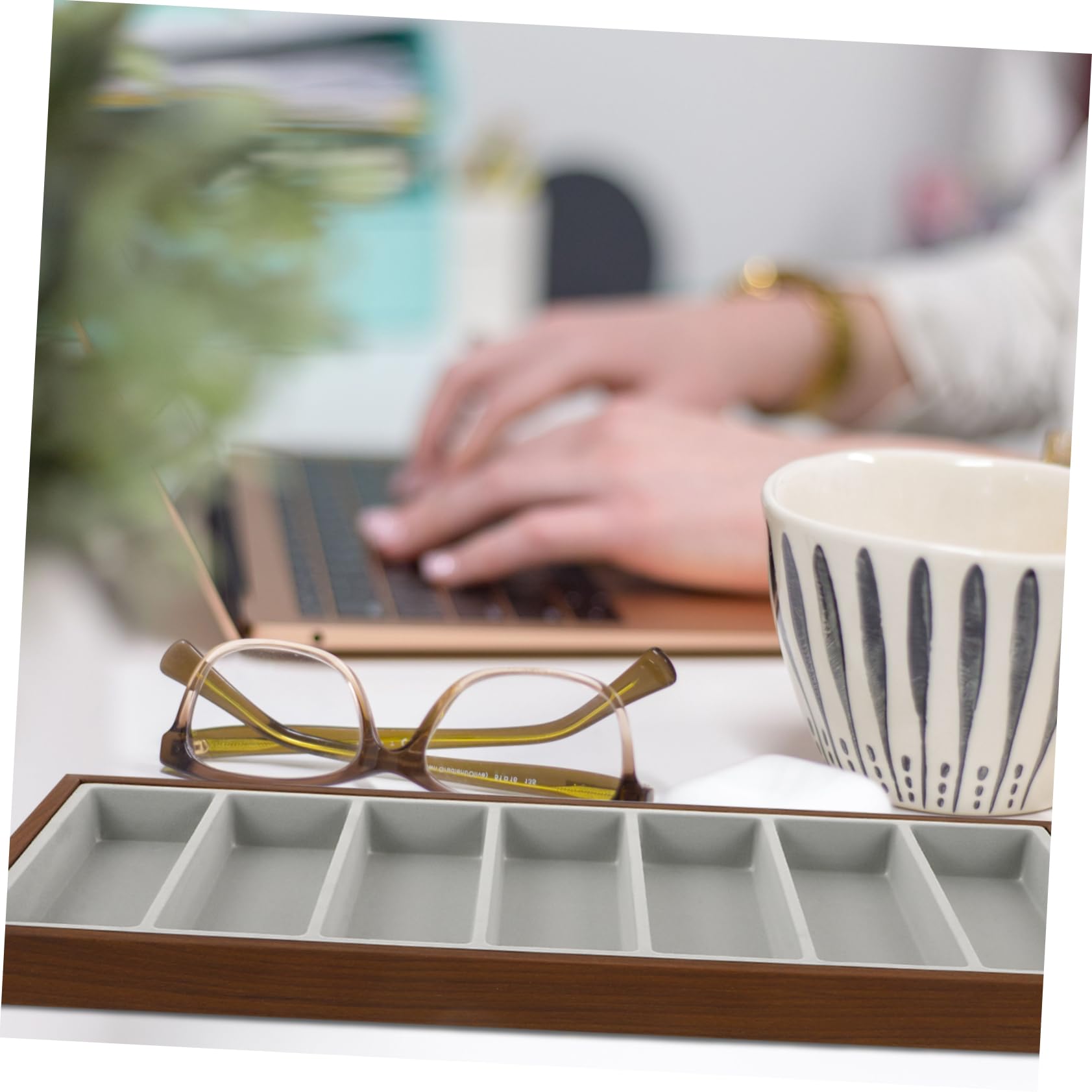 LIFKOME Bandeja De Exhibición De Gafas De Sol para Tienda y Hogar con Compartimentos Bandeja Organizadora De Madera y Gris para Guardar Gafas De Sol