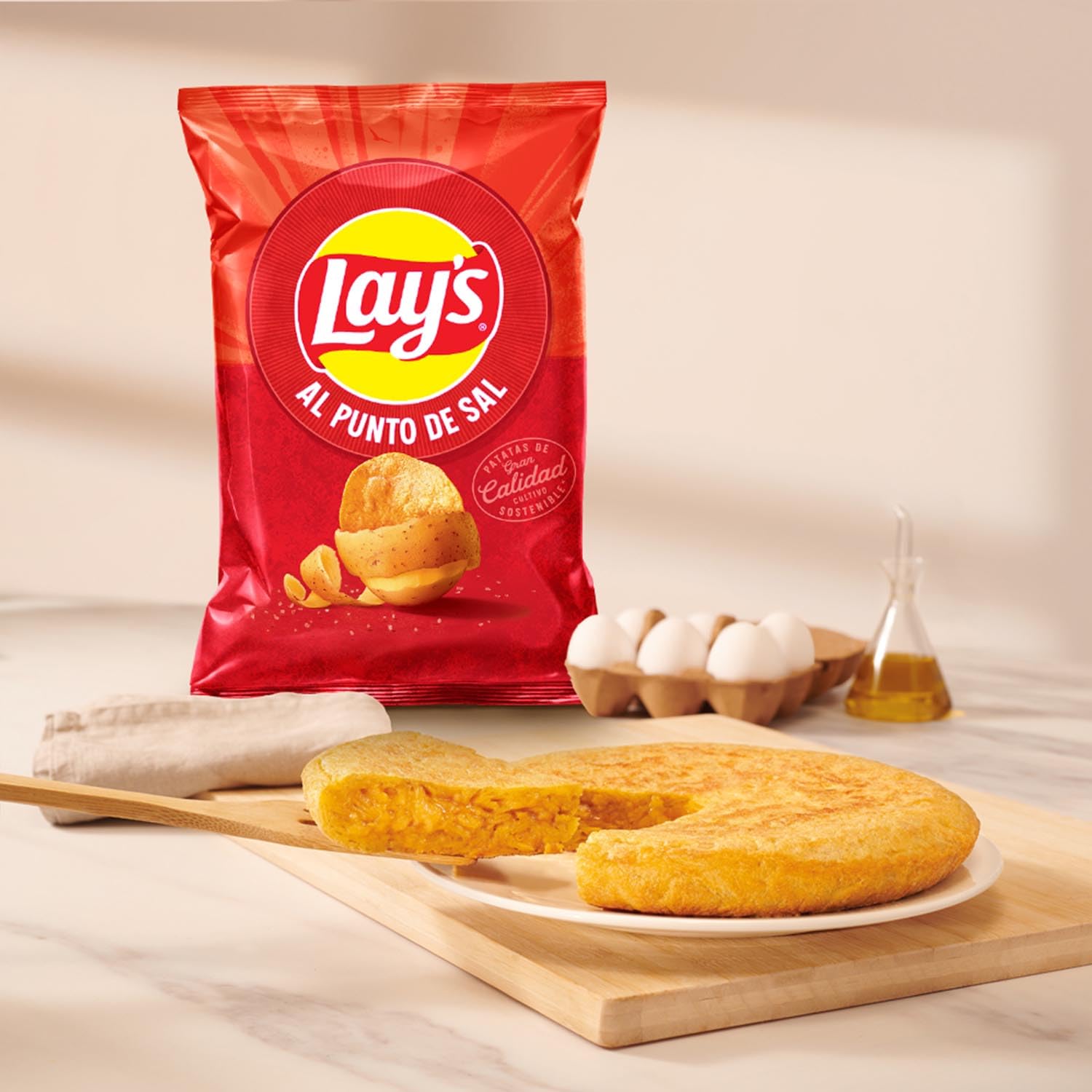 LAY’S Patatas Fritas Al Punto de Sal para Aperitivo y Consumo Diario, Bolsas Individuales de 150 g, Pack de 15, Incluye Bowl de Regalo