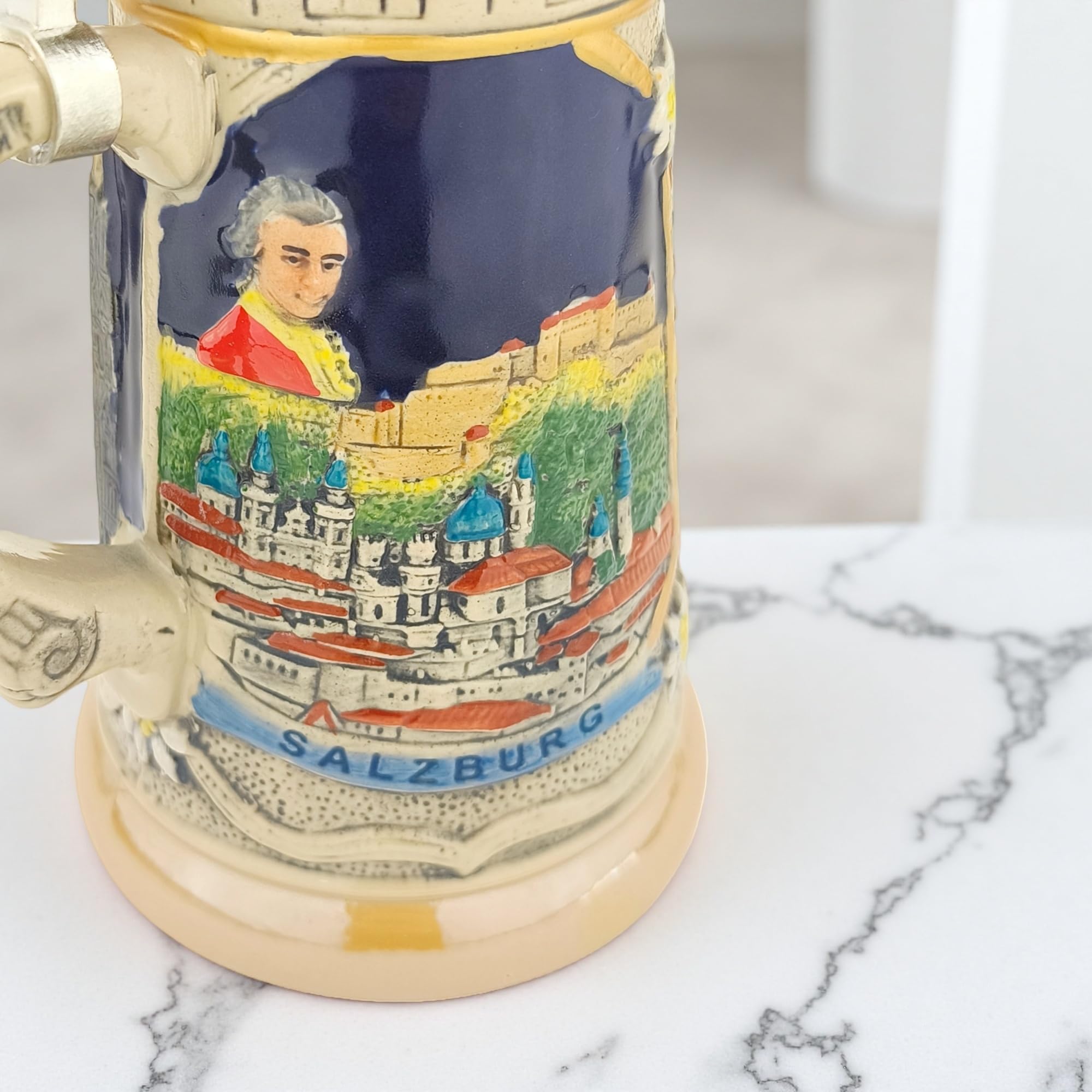 Bierkrug mit Deckel 0,7L mit Österreich-Stadtmotiven – Steinkrug mit Relief-Dekor Wien, Innsbruck & Salzburg – Souvenir & Geschenkidee