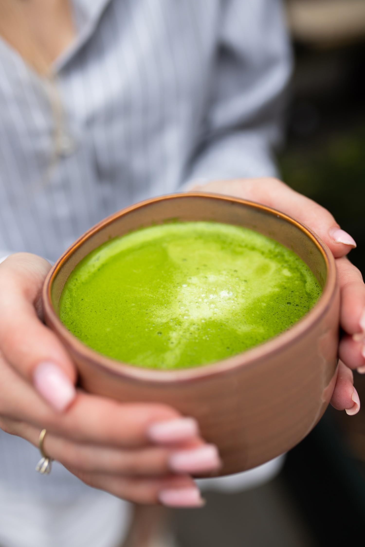 Moya Bio Set de Té Matcha Japonés | 30g Grado Ceremonial (I y II) + Tazón Marrón + Batidor de Bambú + Soporte + Cuchara | Set Tradicional Completo de Matcha | Regalo Elegante