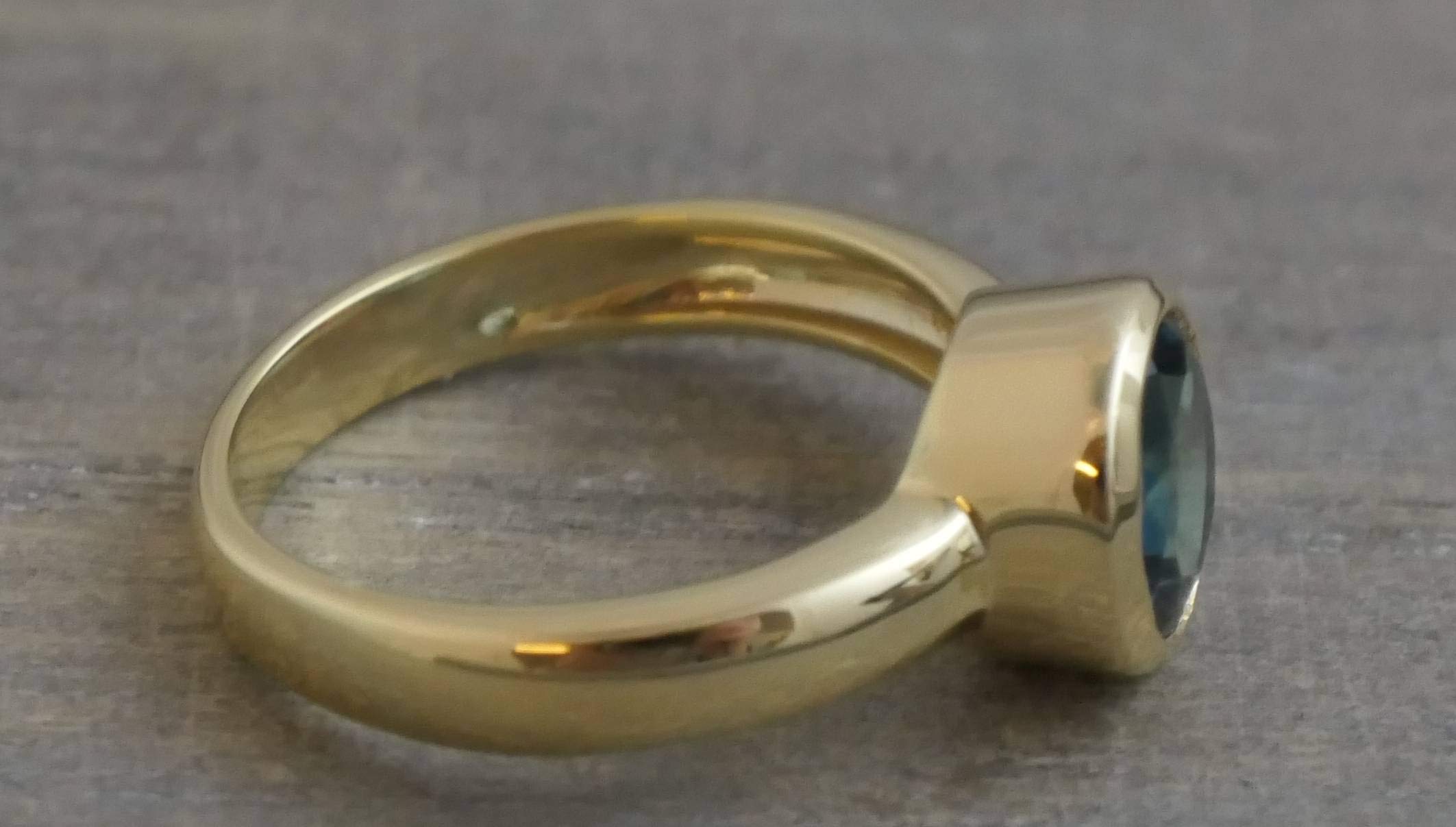 Anillo de Plata de Ley con baño de oro y Topacio Azul Londres