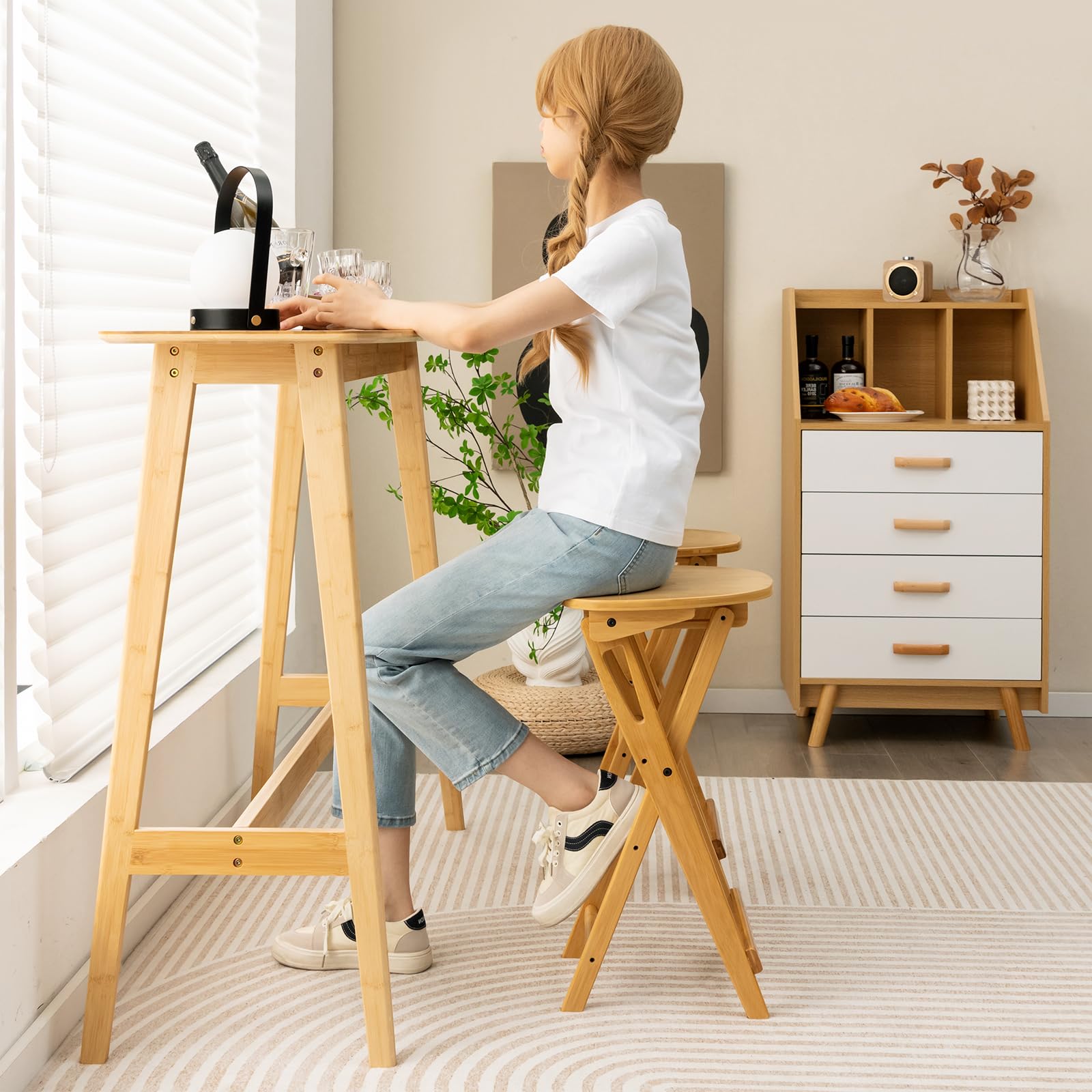 HOMASIS Juego de Taburetes de Bar Plegables, Taburetes de Cocina de Bambú, Taburete Alto con 3 Reposapiés, Silla de Comedor Portátil para Salón, Sin Instalación, Capacidad de Carga 150 kg (36x33x64cm)
