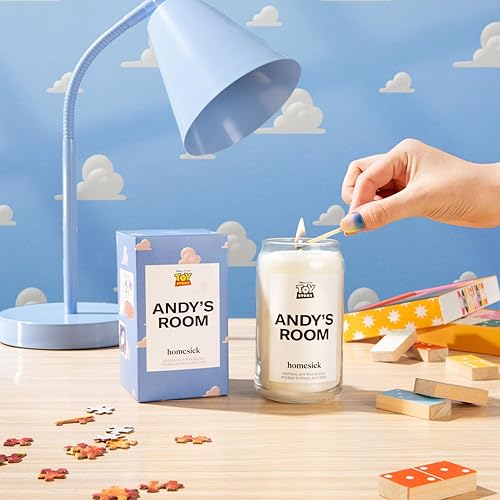 Miniatura 2 de Homesick Toy Story - Vela perfumada de Andy, aromas de jacinto, lavanda azul, madera de teca, 13.75 onzas, 60-80 horas de combustión, vela inspirada