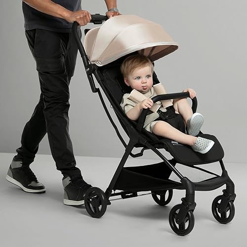 Miniatura 2 de Delta Children Greenguard Gold - Cochecito de viaje compacto Jeep Altitude Gold, fácil de plegar con una mano, ligero y extensible con ventana