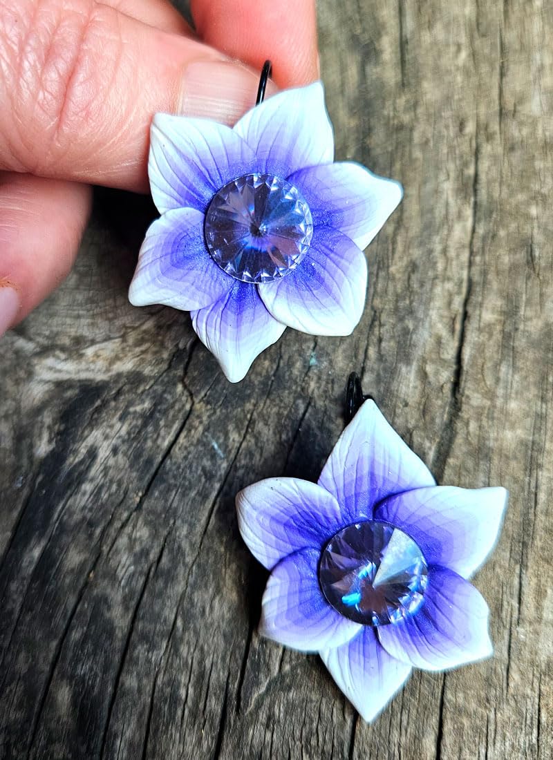 ByMomu - Pendientes blancos lilas flores de arcilla polimerica, hechos a mano, pieza unica, regalo original