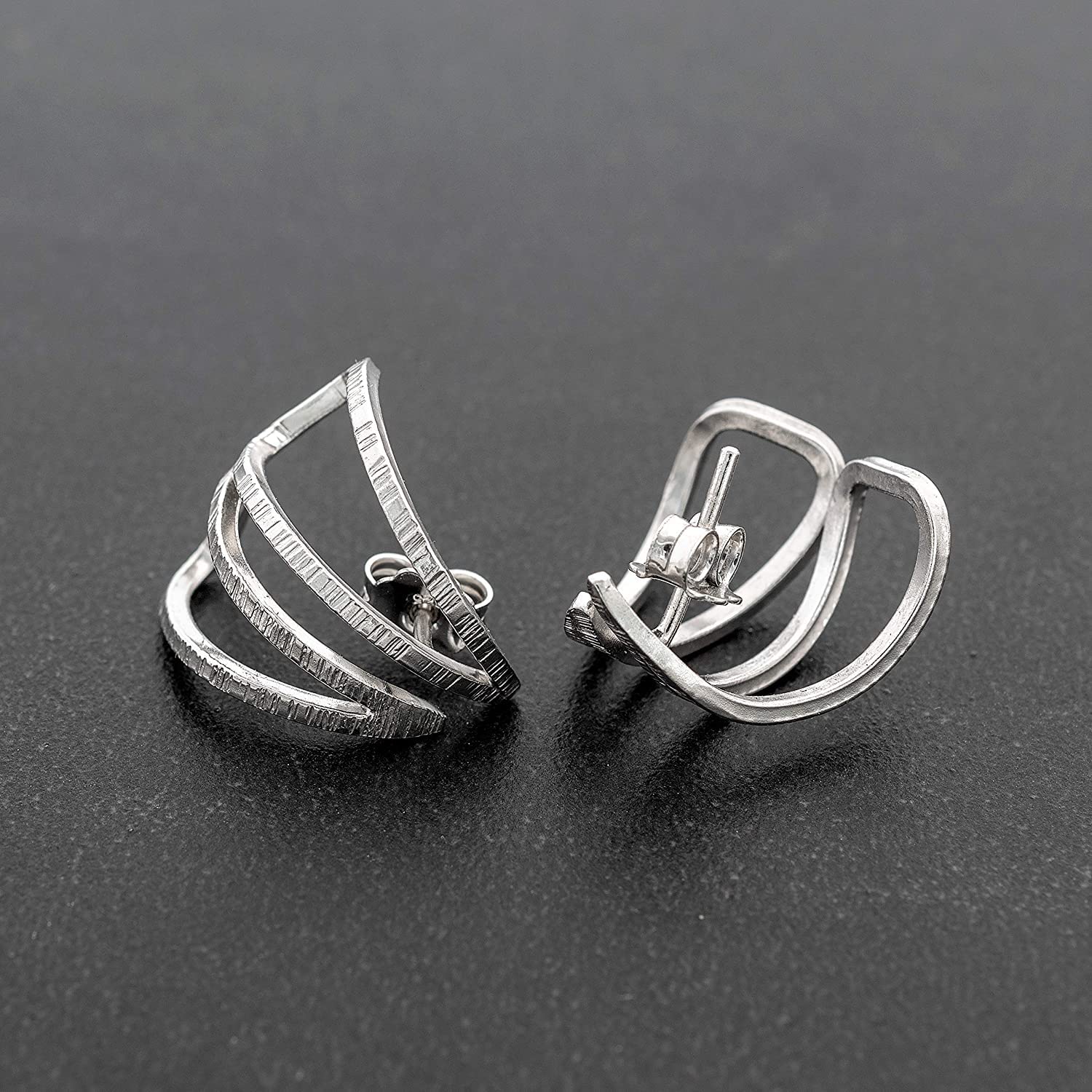Geometrische Dreieck Ohrstecker Ohrringe aus 925 Sterlingsilber Gehämmert - Ungewöhnliche Moderne - Nickelfrei Hypoallergen - Handmade by Emmanuela