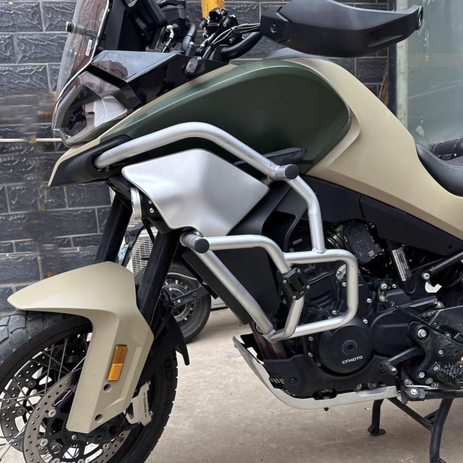 Tappo Protettivo Controller CFMOTO 800MT 2021-2024 - Acciaio Carbonio, Antiurto, Design Sportivo - Foto 2