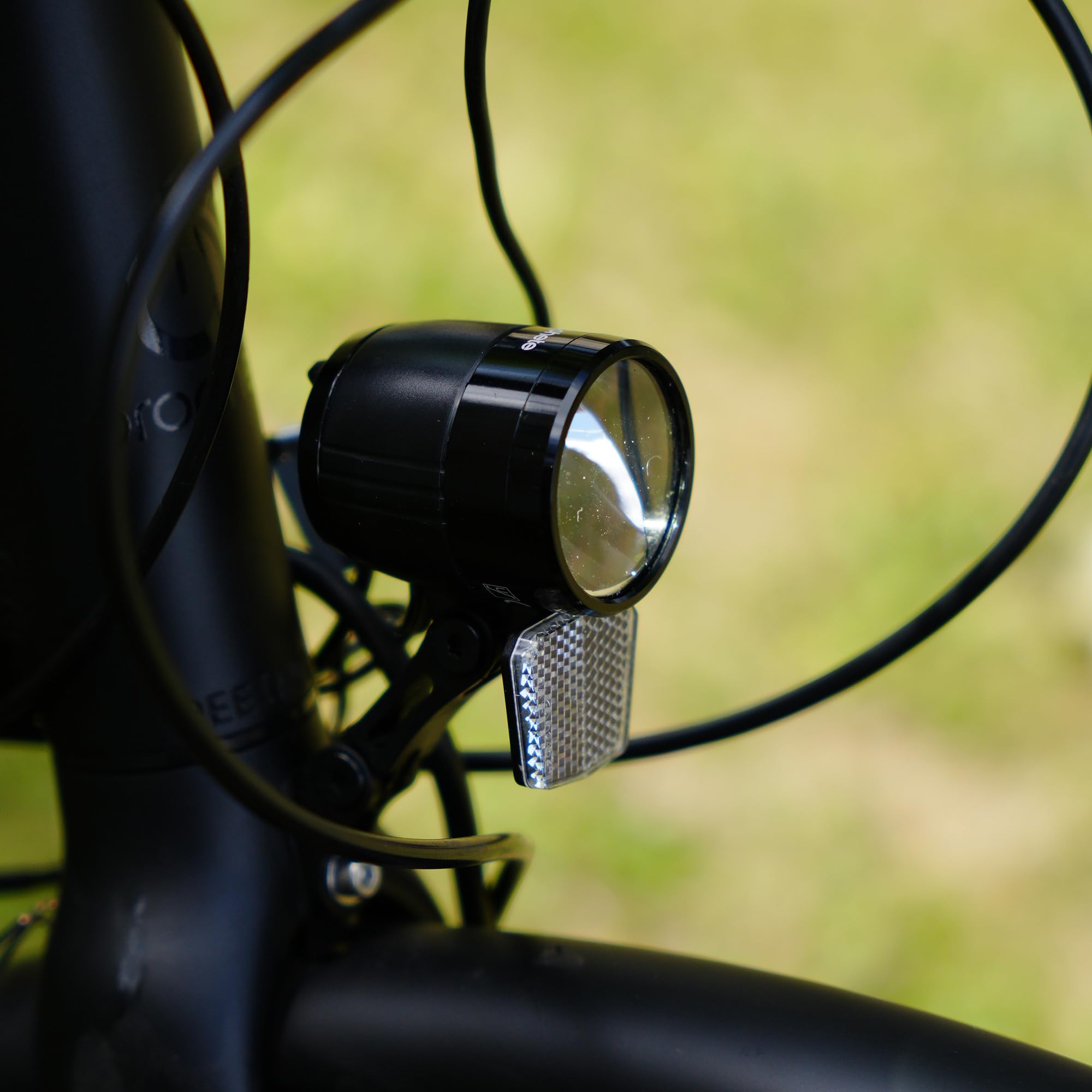 PROPHETE LED-Scheinwerfer – 100 Lux, Standlichtfunktion, Sensorautomatik, StVZO-zugelassen, für E-Bikes und Fahrräder, kompatibel mit Nabendynamo und 6V E-Bike-Akku, Abnehmbarer Reflektor