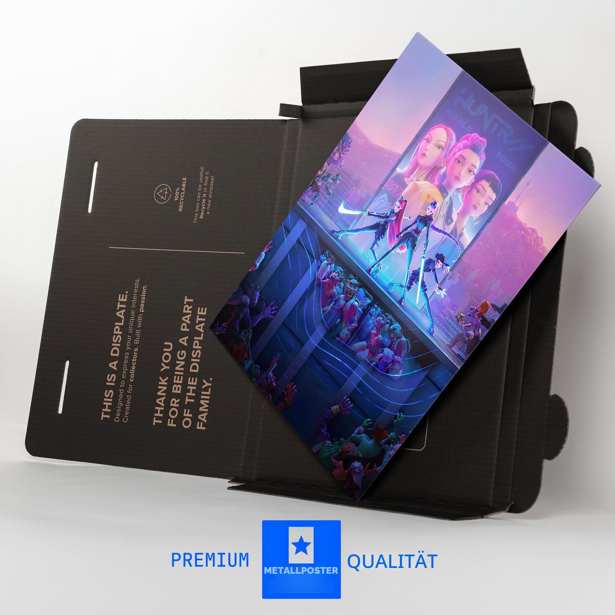 Displate Metallposter KPop Demon Hunters Wandbild (2025) - Netflix - Neon City Battle - Huntrix Kpop Geschenk – Premium Wanddekoration Wand Deko Wohnzimmer Film Poster - 32 x 45 cm