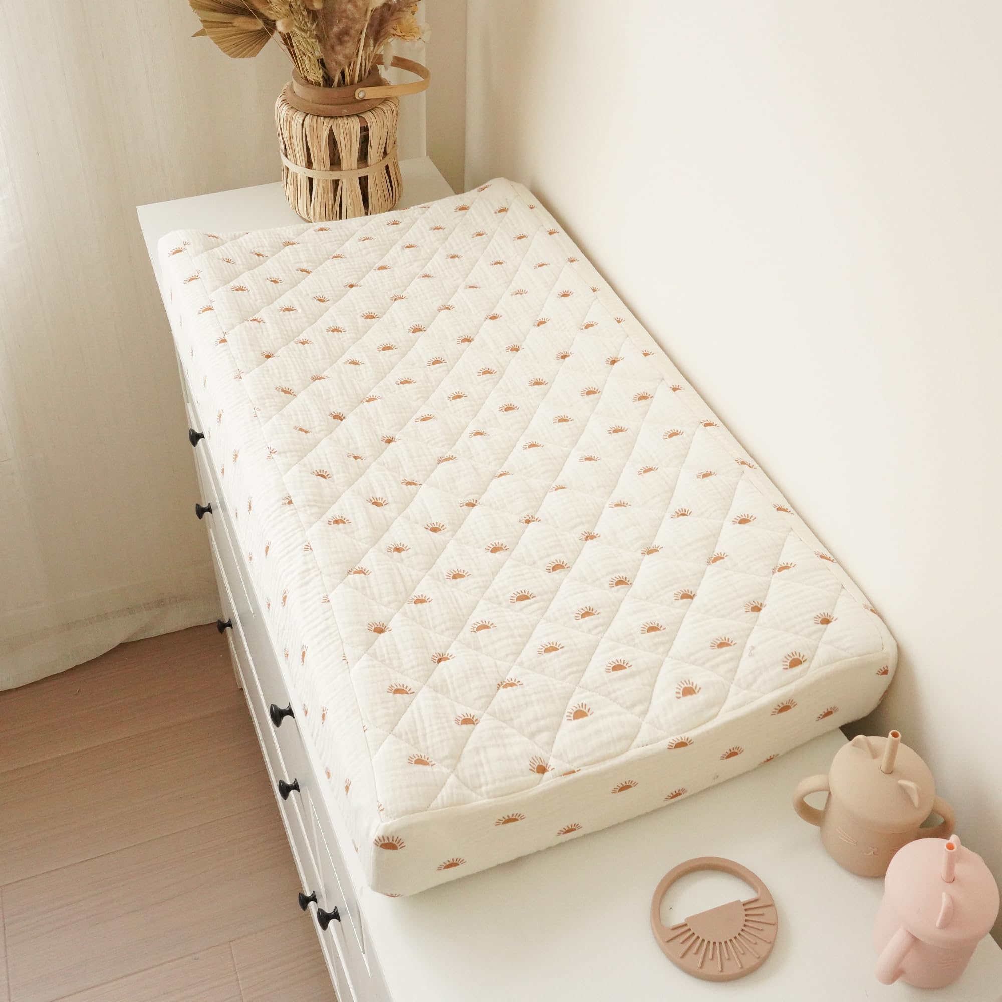 Konssy Lot de 2 housses de matelas à langer imperméables en mousseline de coton matelassé doux pour filles et garçons (camel, soleil)