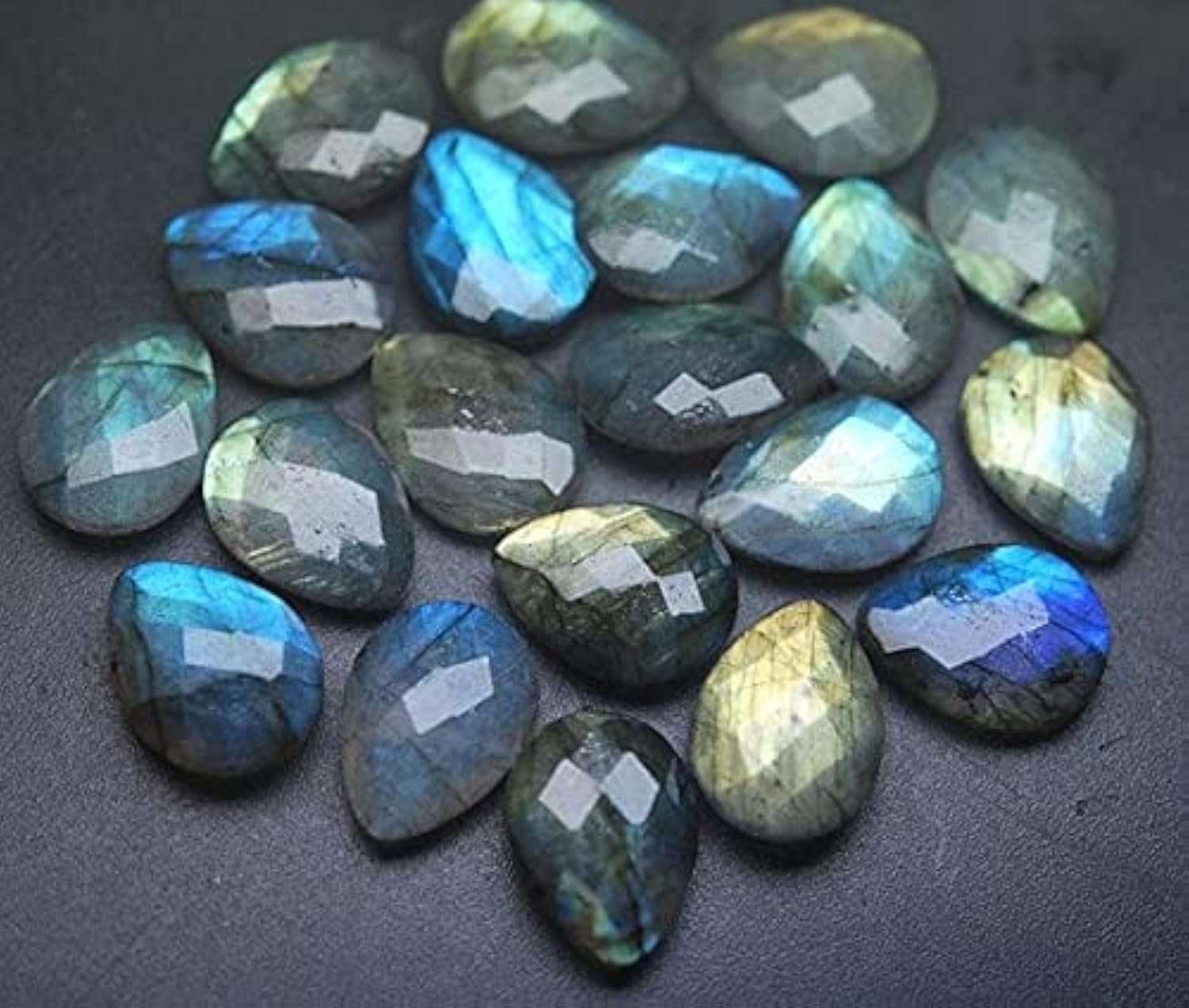 Labradorite bleue véritable poire facettée sans défaut de taille