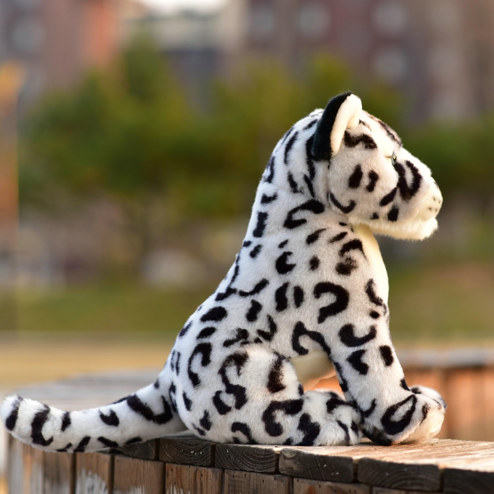 Realistico peluche leopardo delle nevi, animale farcito maculato