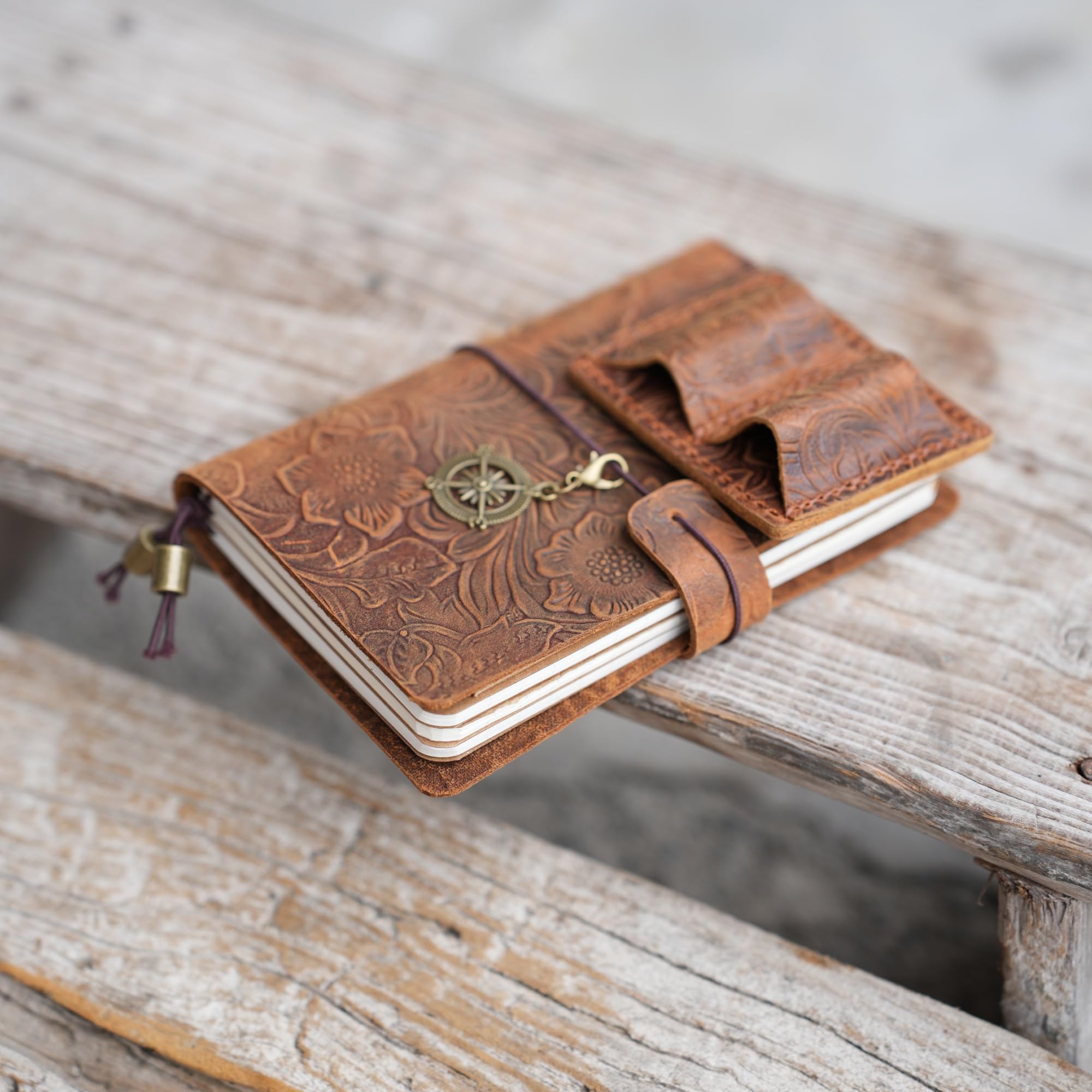 JJNUSA Carnet de voyage A5 fabriqué à la main en cuir véritable – 8.3in x 5.5in / 21 x 14 cm, couverture rechargeable avec poches intérieures, emplacements pour cartes et porte-stylo