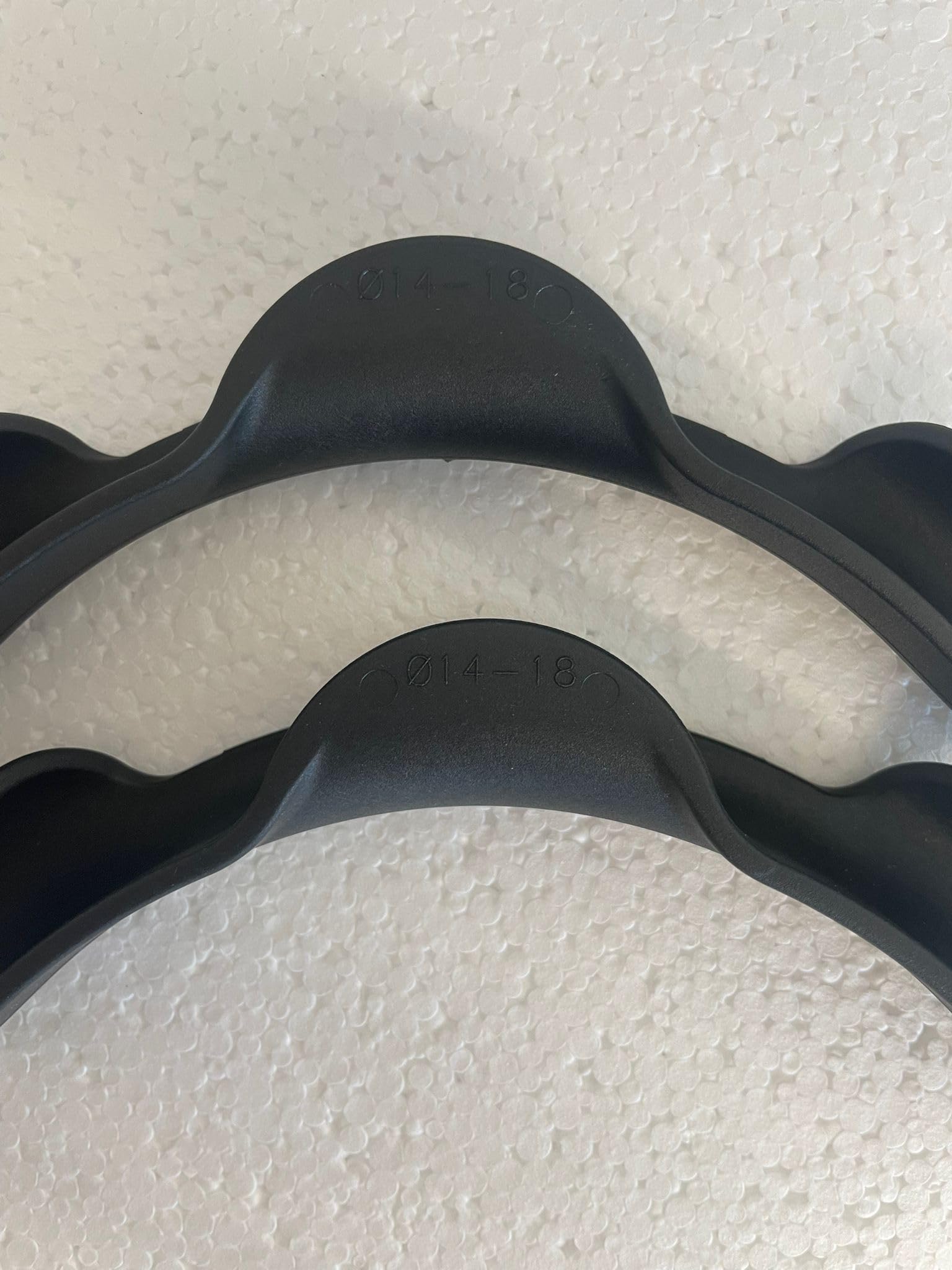 Curva di Sostegno per Tubi Riscaldamento a Pavimento, Nero, Supporto Impianti Radianti, Diametro 14-18 mm, Accessorio Installazione conf. da 25 pz