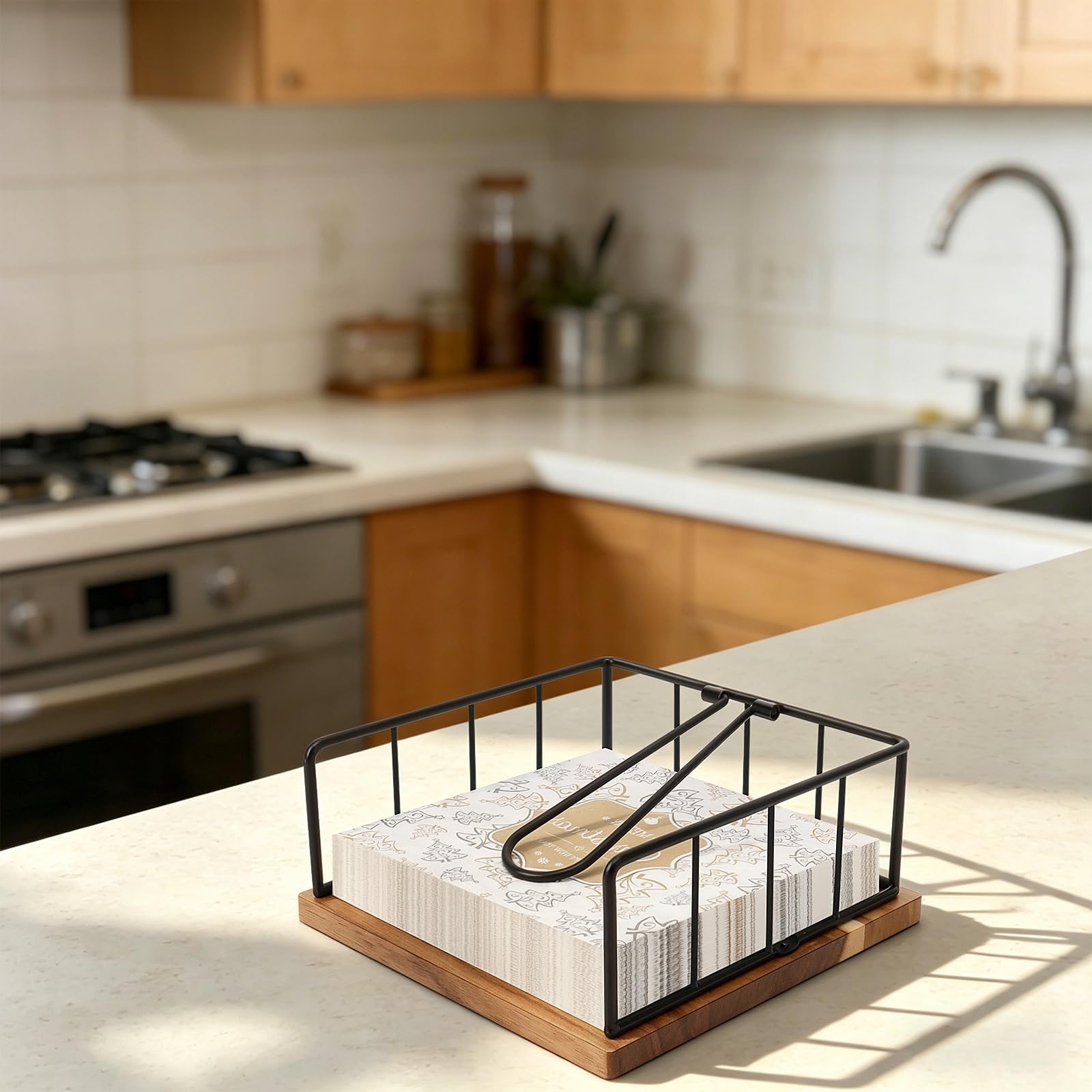 Livabber Servilletero plano, almacenamiento de servilletas de cocina de metal con brazo de tensión ponderado, dispensador de papel de seda rústico para encimera, mesa de cocina, comedor (con base de