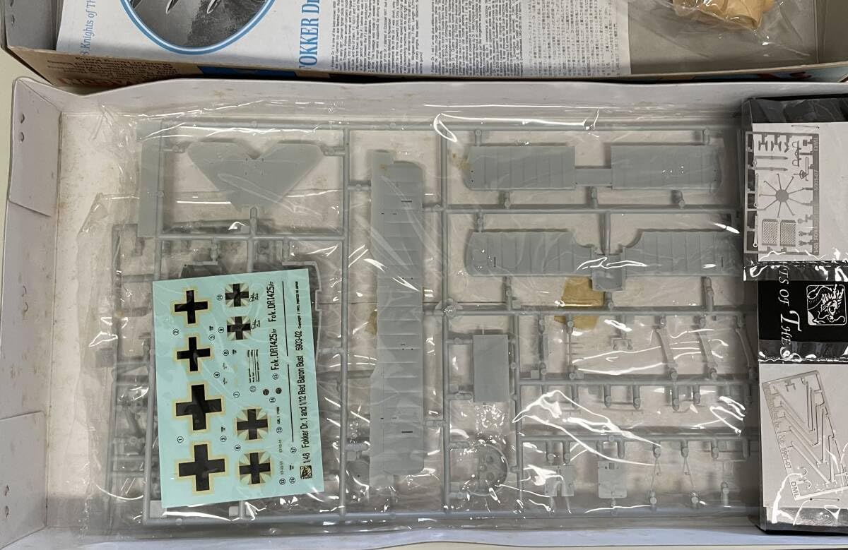 ドラゴン 1/48 フォッカー Dr.1 戦闘機 & レッドバロン 胸像 未組立 ドラゴン 1/48 フォッカー Dr.1 戦闘機 & レッドバロン 胸像 未