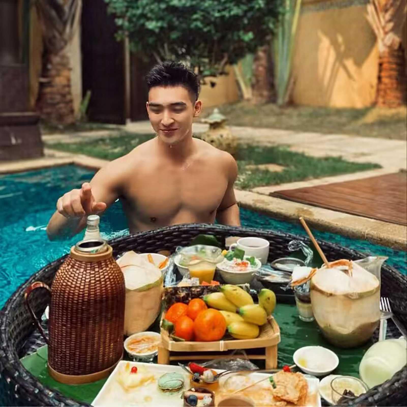 Vassoio Galleggiante in Rattan per Piscina con Manici, Vassoio Galleggiante per Bevande e Snack, Vassoio Galleggiante per Piscina, Accessori per Piscina, Decorazioni per Spiaggia e Feste.