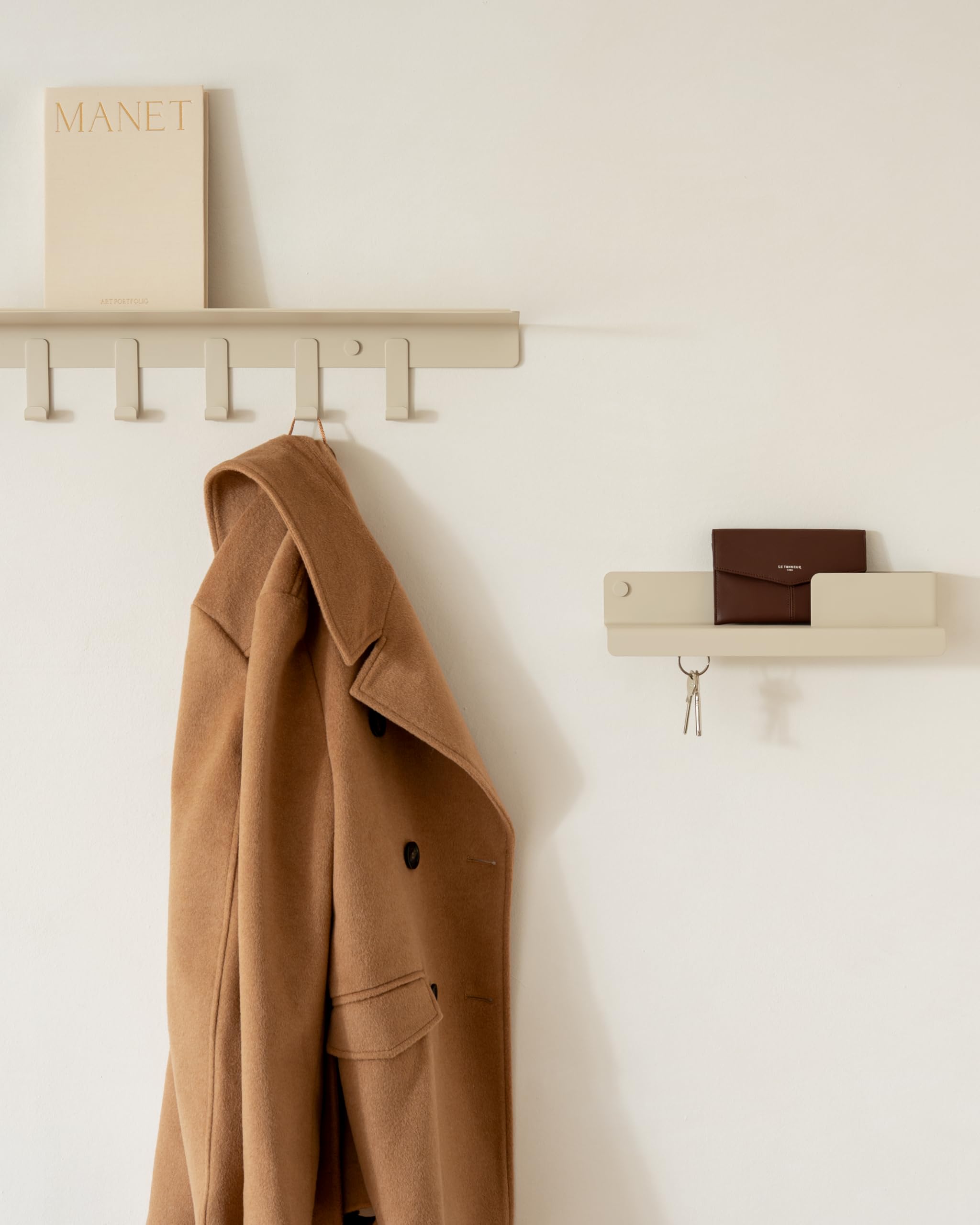 Kazai. Porte manteau mural 'Holmsen' | Crochet mural avec étagère design moderne | Patère murale en métal | Porte-manteau pour entrée | Sable Taupe