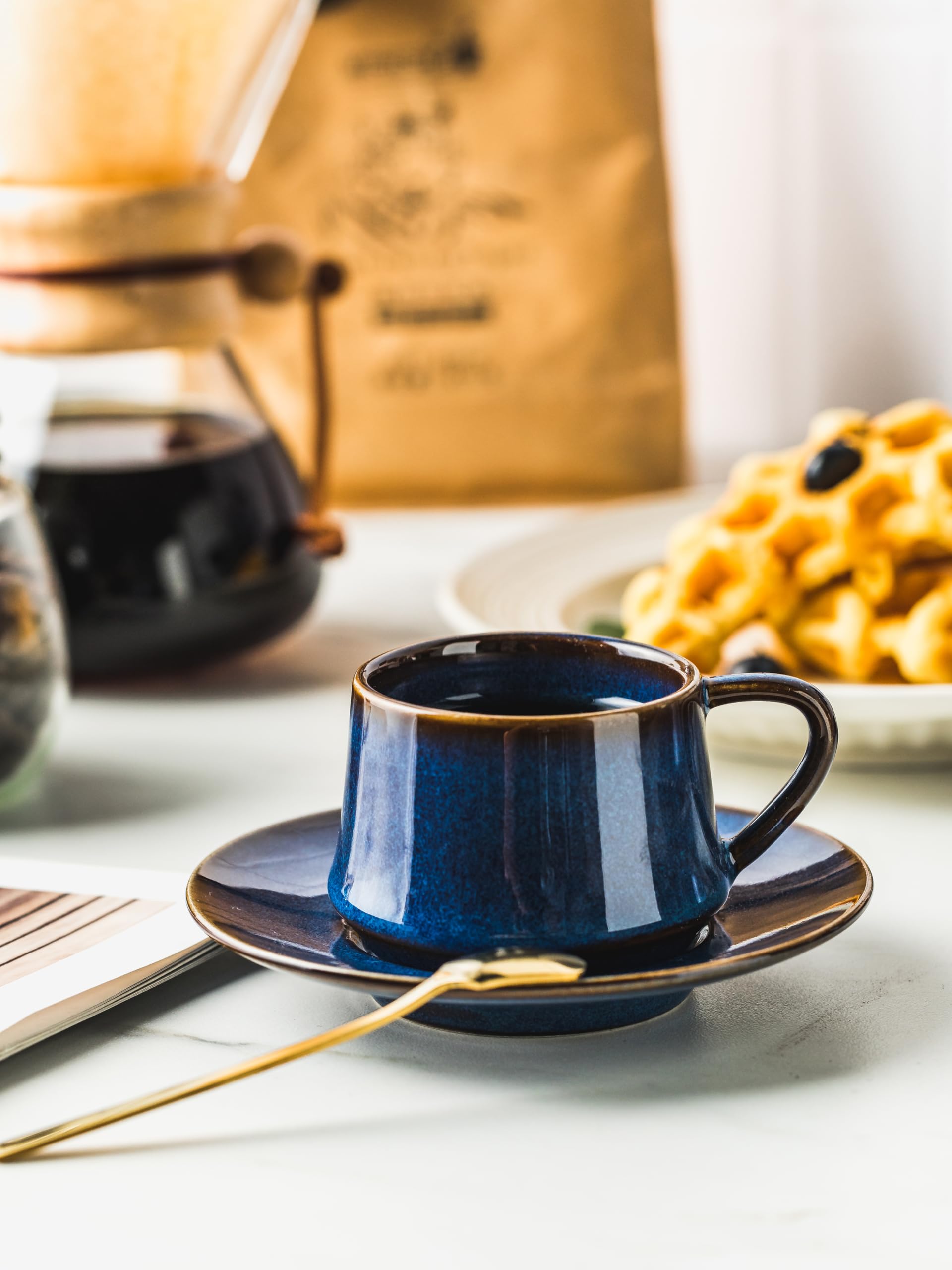 YHOSSEUN Juego de 6 tazas de café Expresso Shots de 4 onzas, taza de café pequeña con soporte de metal Sacuers, tazas de espresso de cerámica para capuchino, latte, café moca y té, azul
