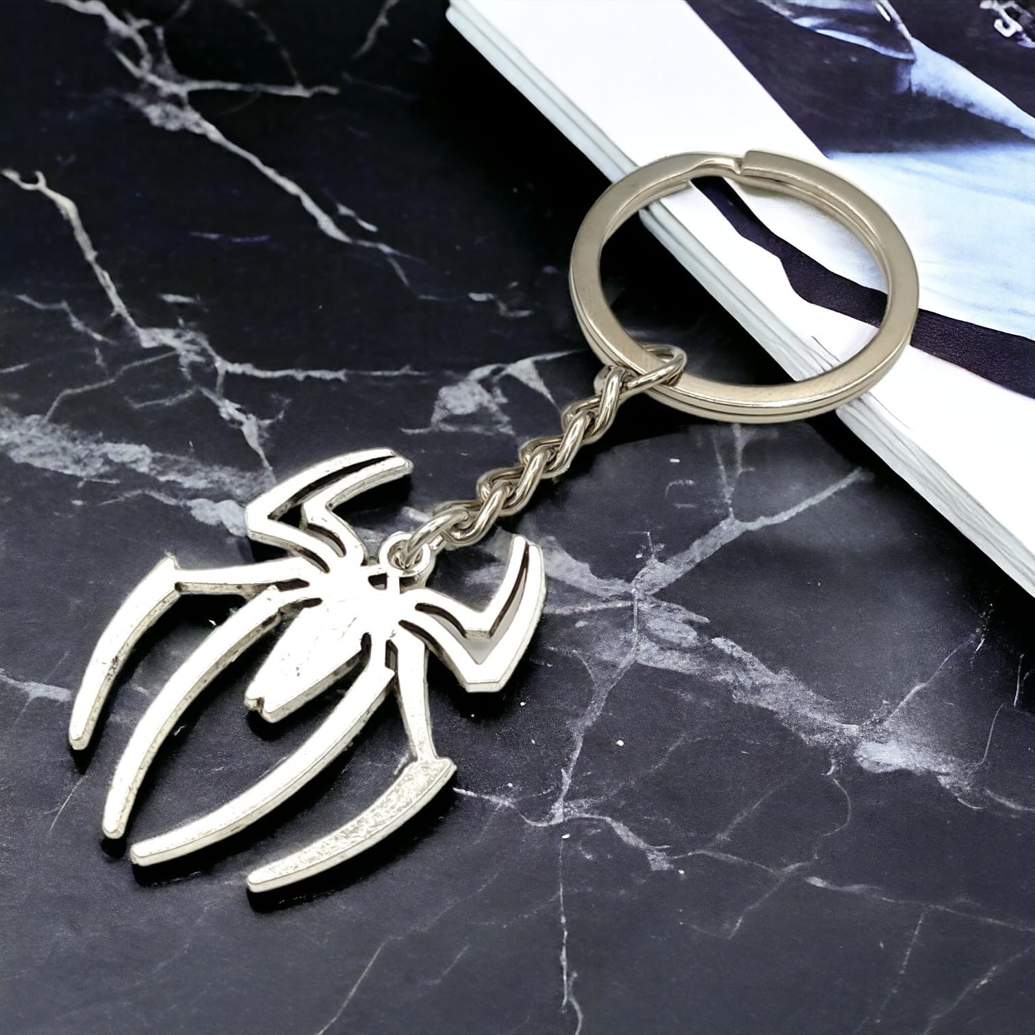 Promotech Superheld Spinne Schlüsselanhänger – Silberner Metall-Schlüsselring im Spider Design – Robustes Fan-Accessoire für Kinder & Erwachsene