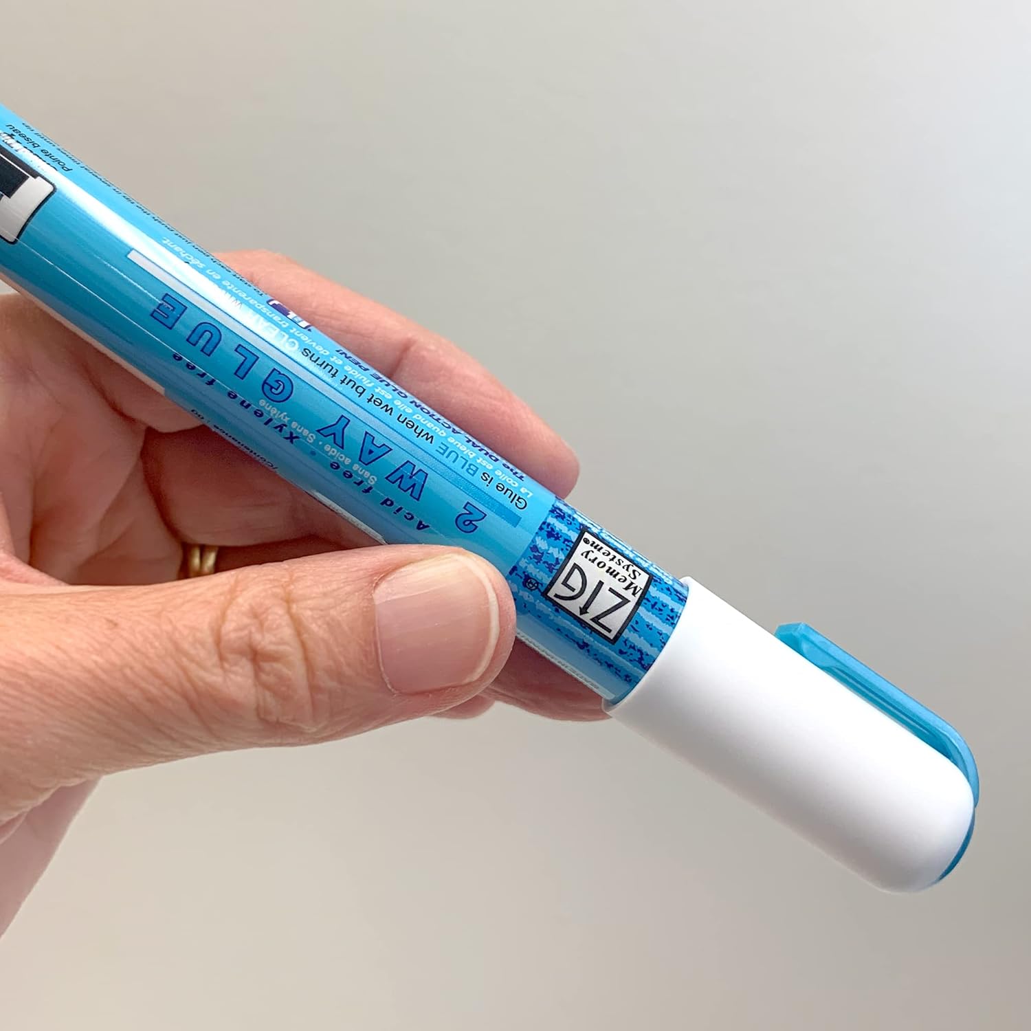 6 Glue Pens, Zig Memory System Archival Quality for Photo Books, Scrapbooking, Embossing, Wedding Fans (Medium Chisel Tip)
