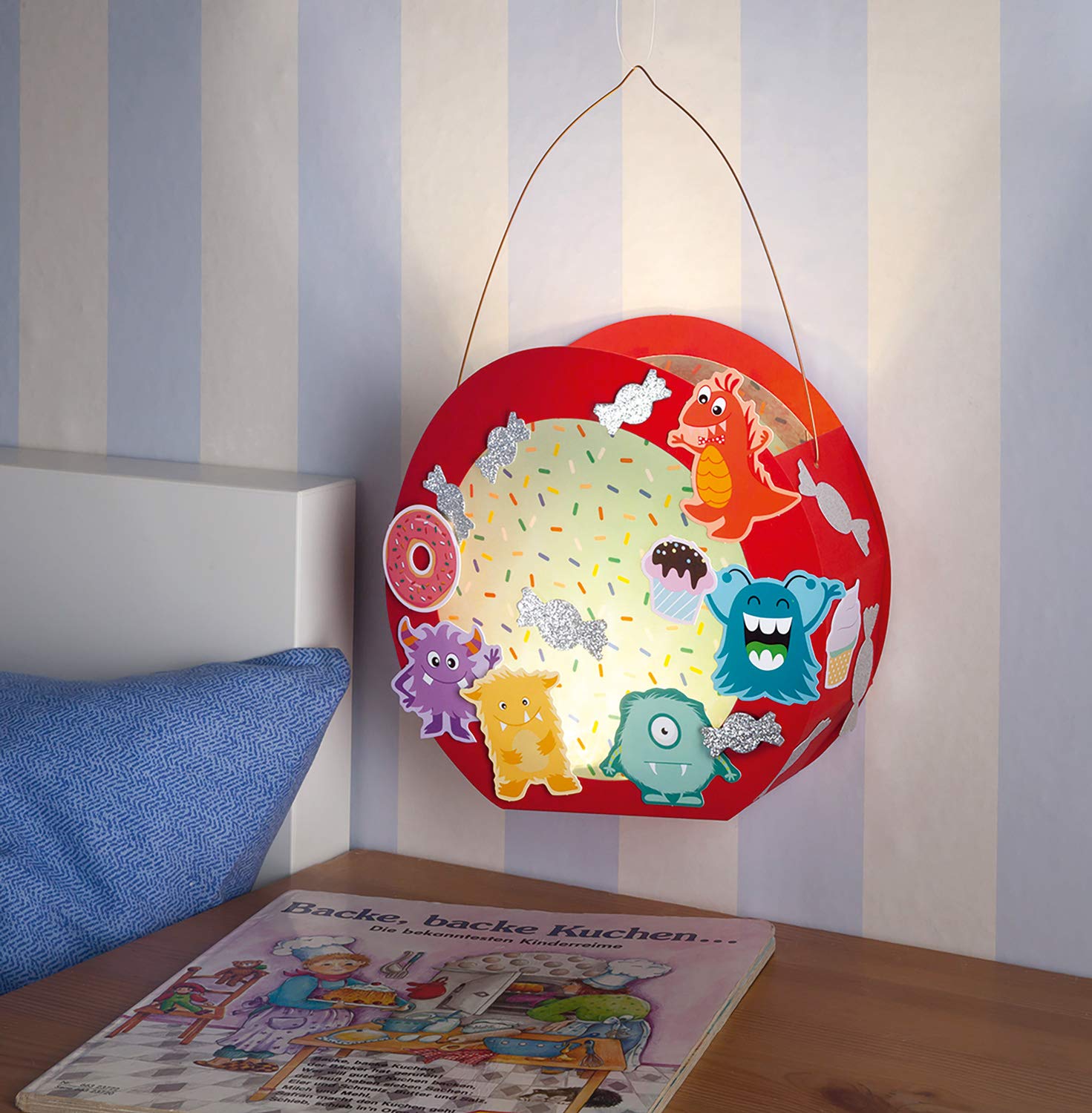 folia 6820/5 - okrągłe lampiony półfabrykaty, wykroje latarni z kartonu fotograficznego, 5 sztuk w kolorze czerwonym, do przyklejenia, średnica ok. 19 cm, wycięcie ok. 13,5 cm