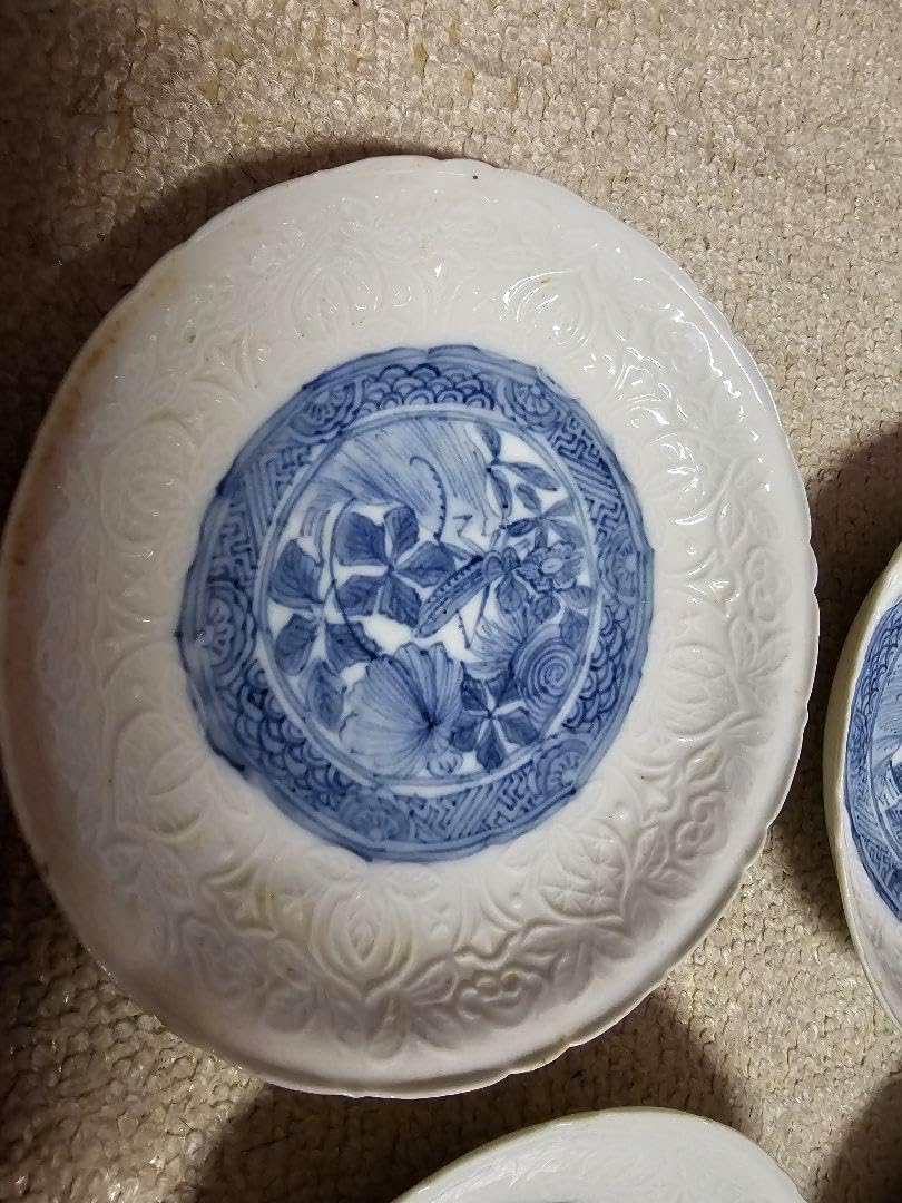 中国古美術 蔵出し品 新渡品 陽刻染付昆虫文皿 薄手 貴重