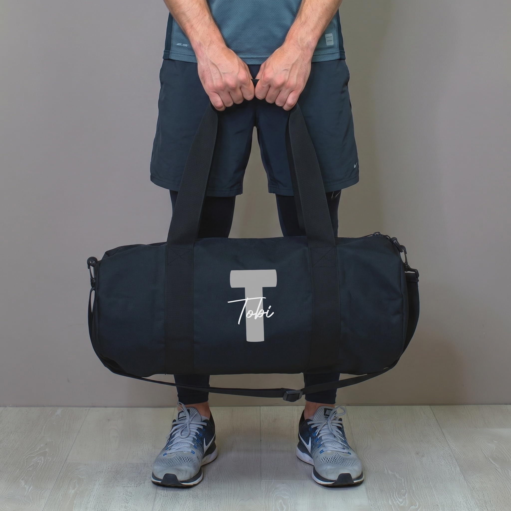 Herz & Heim® Sporttasche personalisiert mit Initiale & Name – Trainingstasche mit Aufdruck – 12 Liter Duffle Bag als Geschenkidee – Fitness Tasche für Gym, Sport, Fußball & Freizeit (Grau (XL))