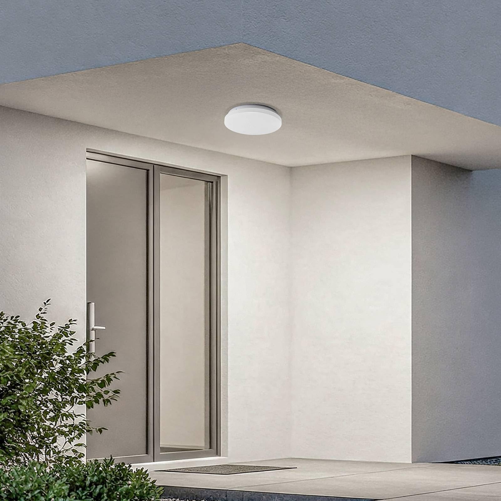 Lindby LED Deckenleuchten Kirkola mit Bewegungsmelder (spritzwassergeschützt in Weiß (1 flammig,) - Außenleuchte für Garten Terasse Balkon & Haus Deckenleuchte