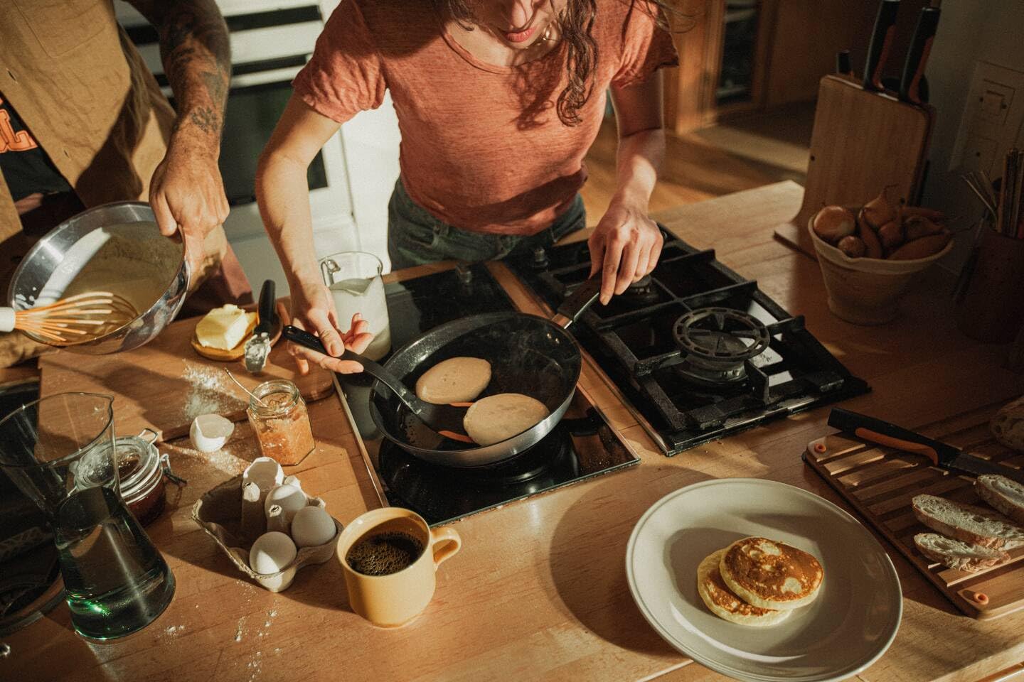 Fiskars frying pan, Ø 24 cm, Coated frying pan, Suitable for all hobs, Recycled stainless steel, Functional shape, Silver/black, 1072310 — Amazon image 4