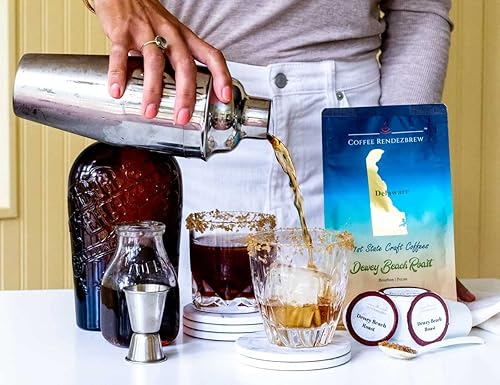 Miniatura 3 de Coffee Rendezbrew 1st State Craft Coffee - Dewey Beach, café gourmet infusionado, bourbon y nueces cálidas, molido, bolsa de 12 onzas