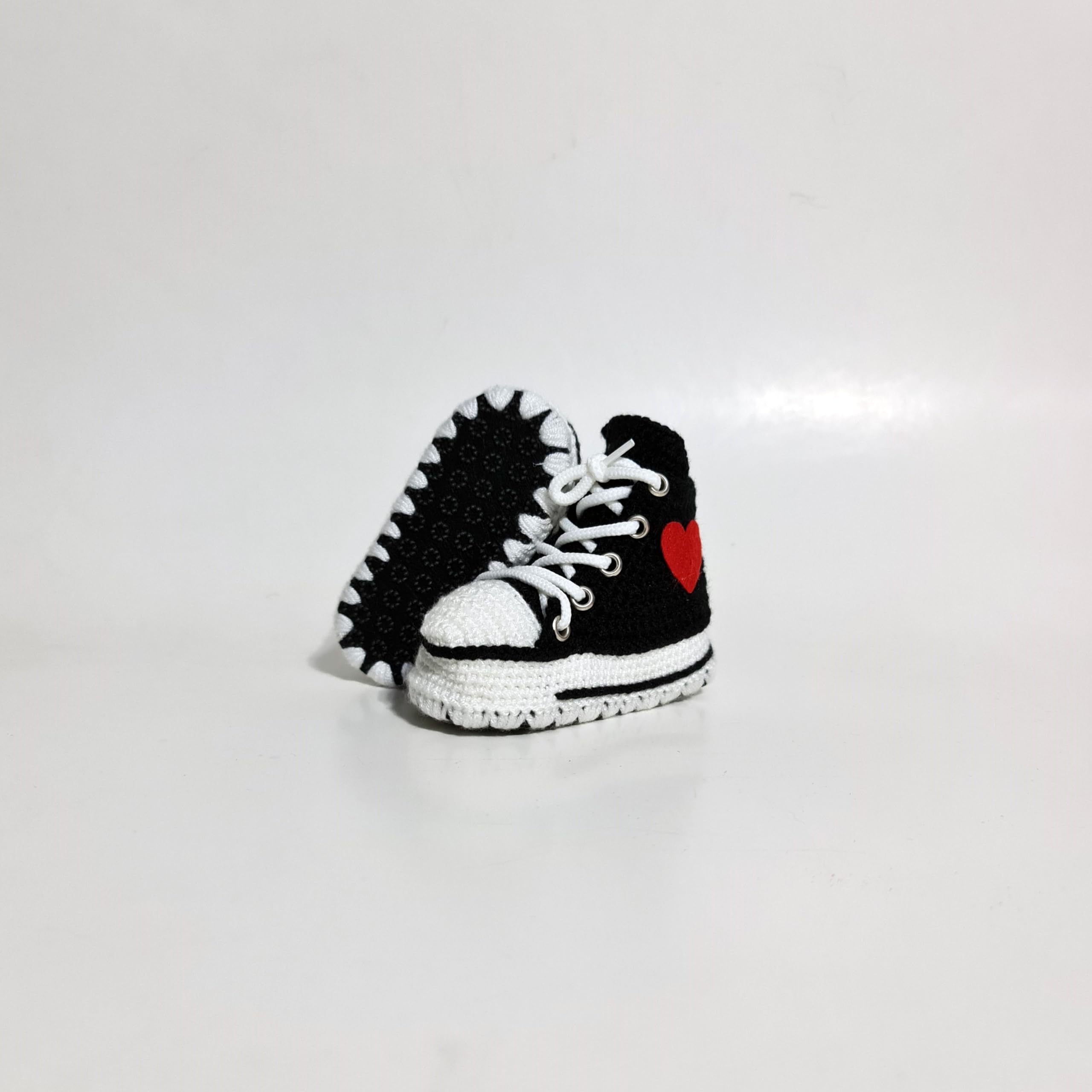 Handgemachte Häkel Baby Sneaker Booties Schwarz für Jungen und Mädchen, individuelle Strick-Socken-Schuhe, geschlechtsneutrales Geschenk für Babyparty, Geburtstag und Geburtsankündigung