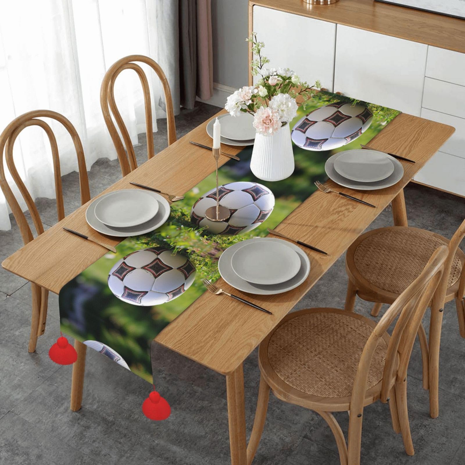 Chemin de table de sport sur l'herbe pour protéger et décorer la table de cartes