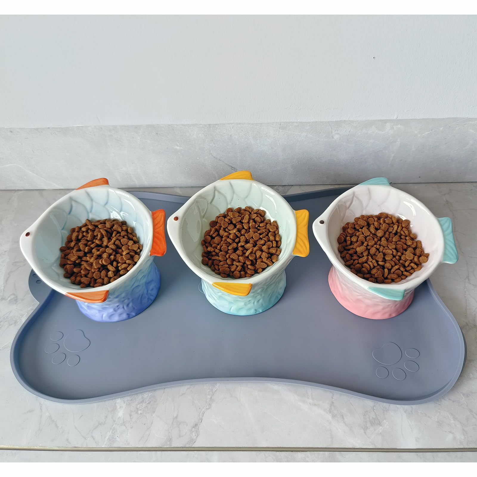 Pochylona ceramiczna miska na karmę dla kotów, podwyższone, skośne naczynie w kształcie ryby, ergonomiczny podajnik zapobiegający wymiotom dla kociąt, idealny do suchych i mokrych smakołyków
