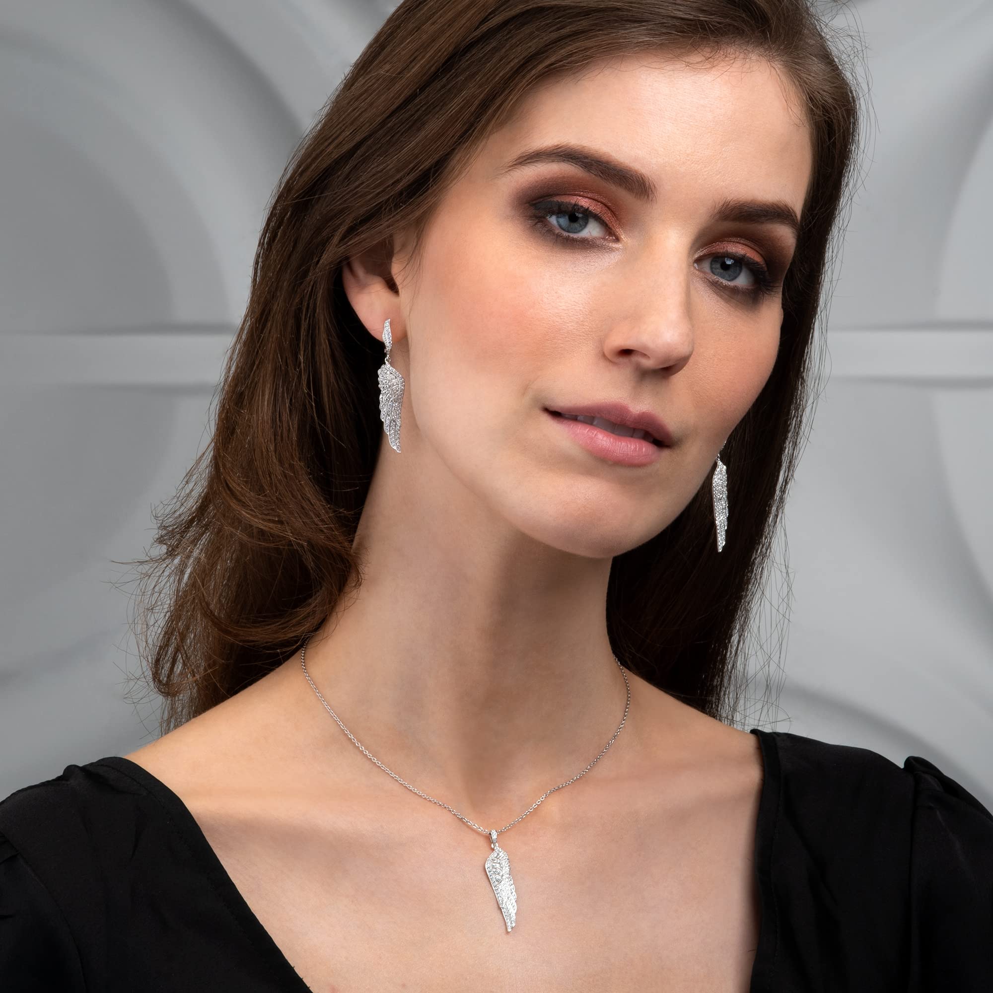 namana Collana in Argento Sterling 925 con Ciondolo a Forma di Ali d'Angelo, Collana Donna con Pietre Bianchi o Neri, Collana per Donna e Ragazza con Ciondolo a Forma di Ala d'Angelo