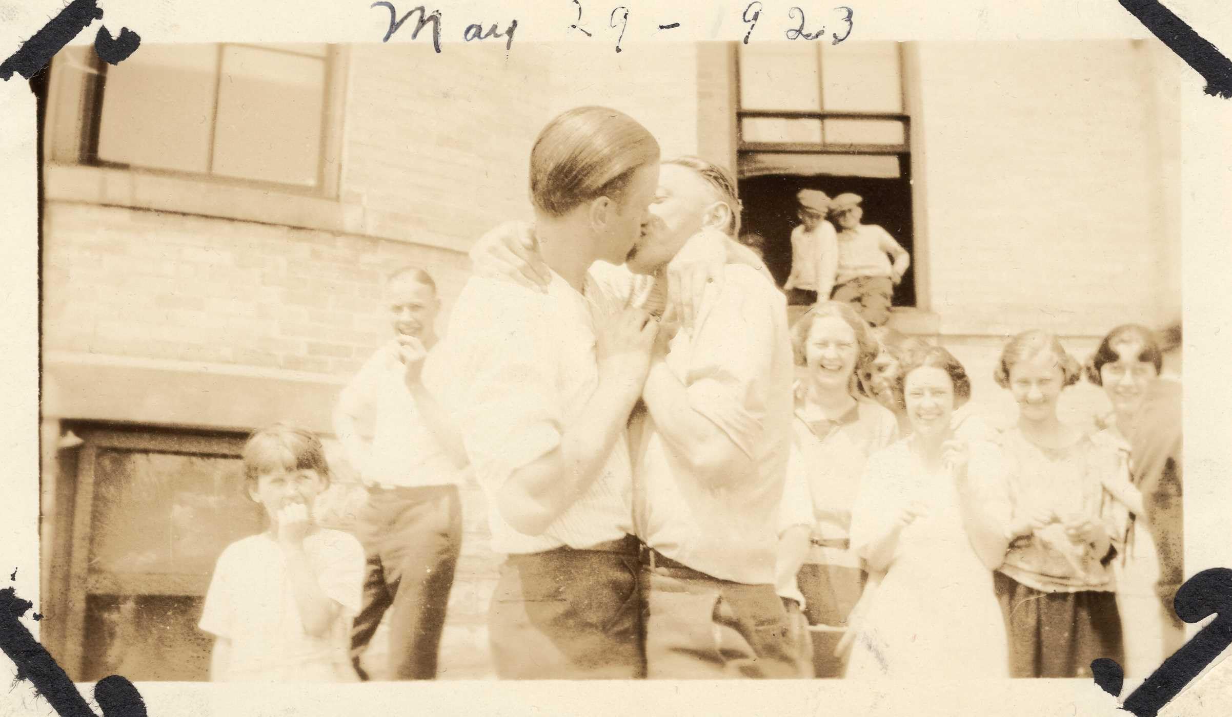 Loving II. More photographic history of men in love 1850s-1950s: Vol. 2 (Fotografia)