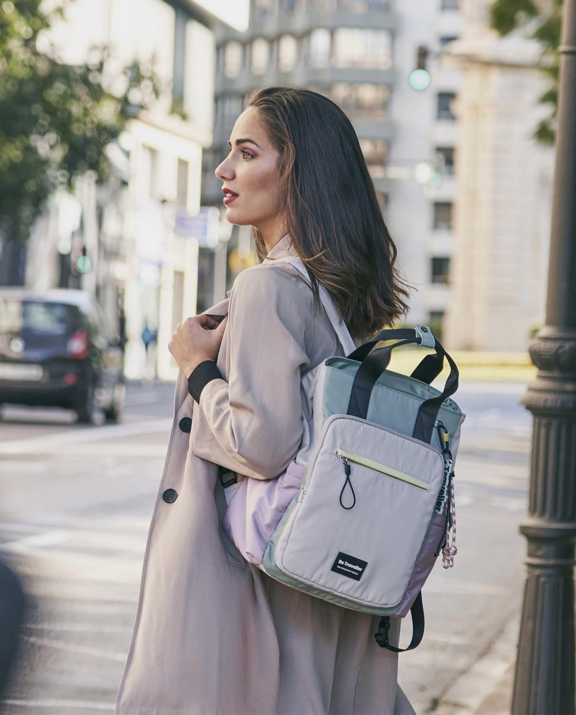 PACO MARTINEZ Mochila Traveller Multicolor para Mujer, Bolso Mochila para Portátil 13", Tamaño Grande, Asas Dobles, Color Gris, Malva, Verde Menta y Amarillo - 37x42x22 Centímetros