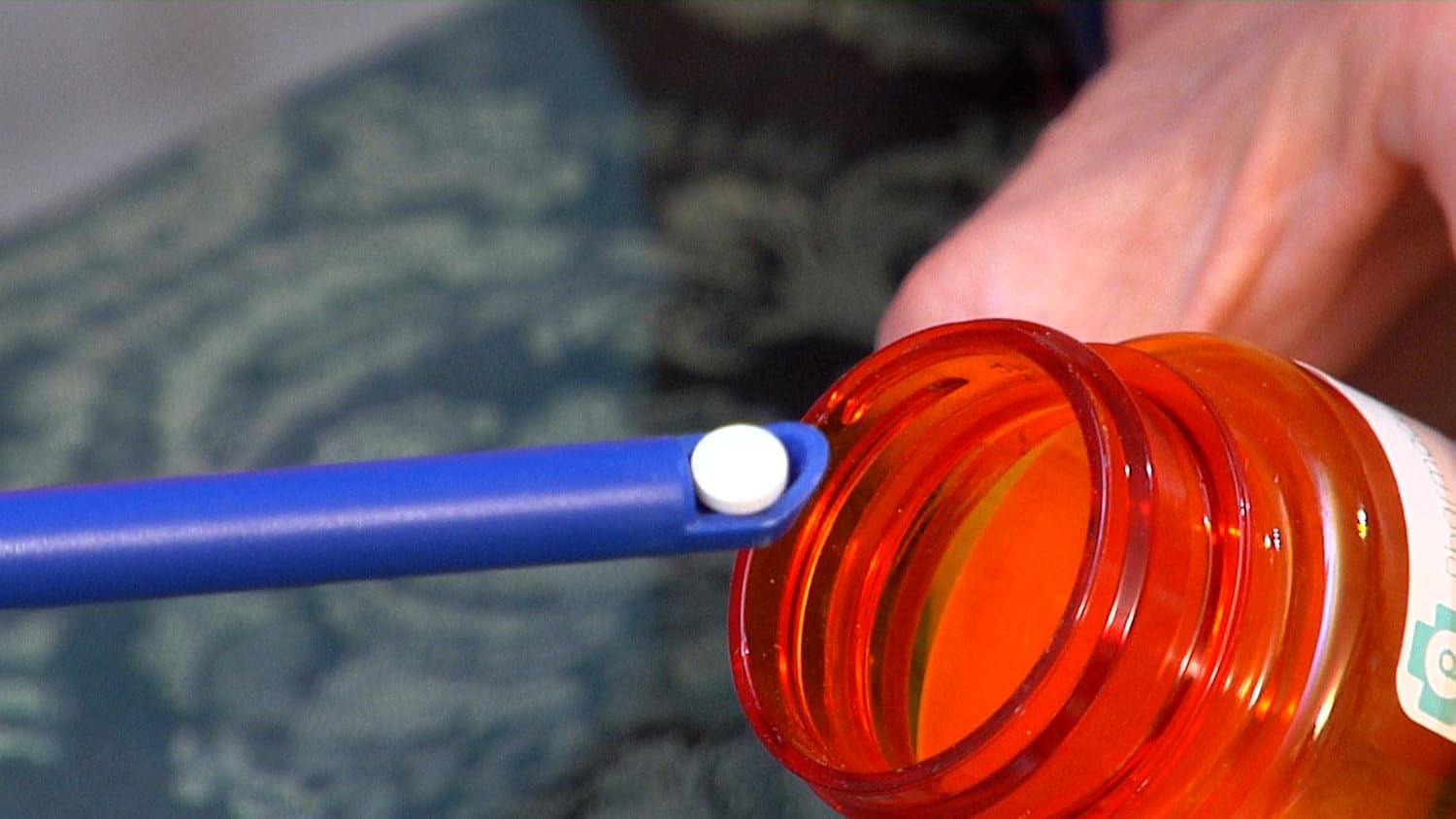 PillSpoonZ - 2 Sided Spoon Scoops Out Any Size Pills, Vitamins, Medication, Prescription Drugs, Supplements from The Bottle : Health & Household