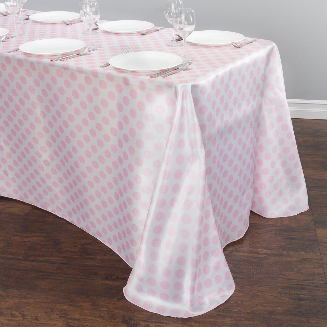 Nappe en satin à pois Harbormill rose et blanche de grande taille 229 x 396 cm