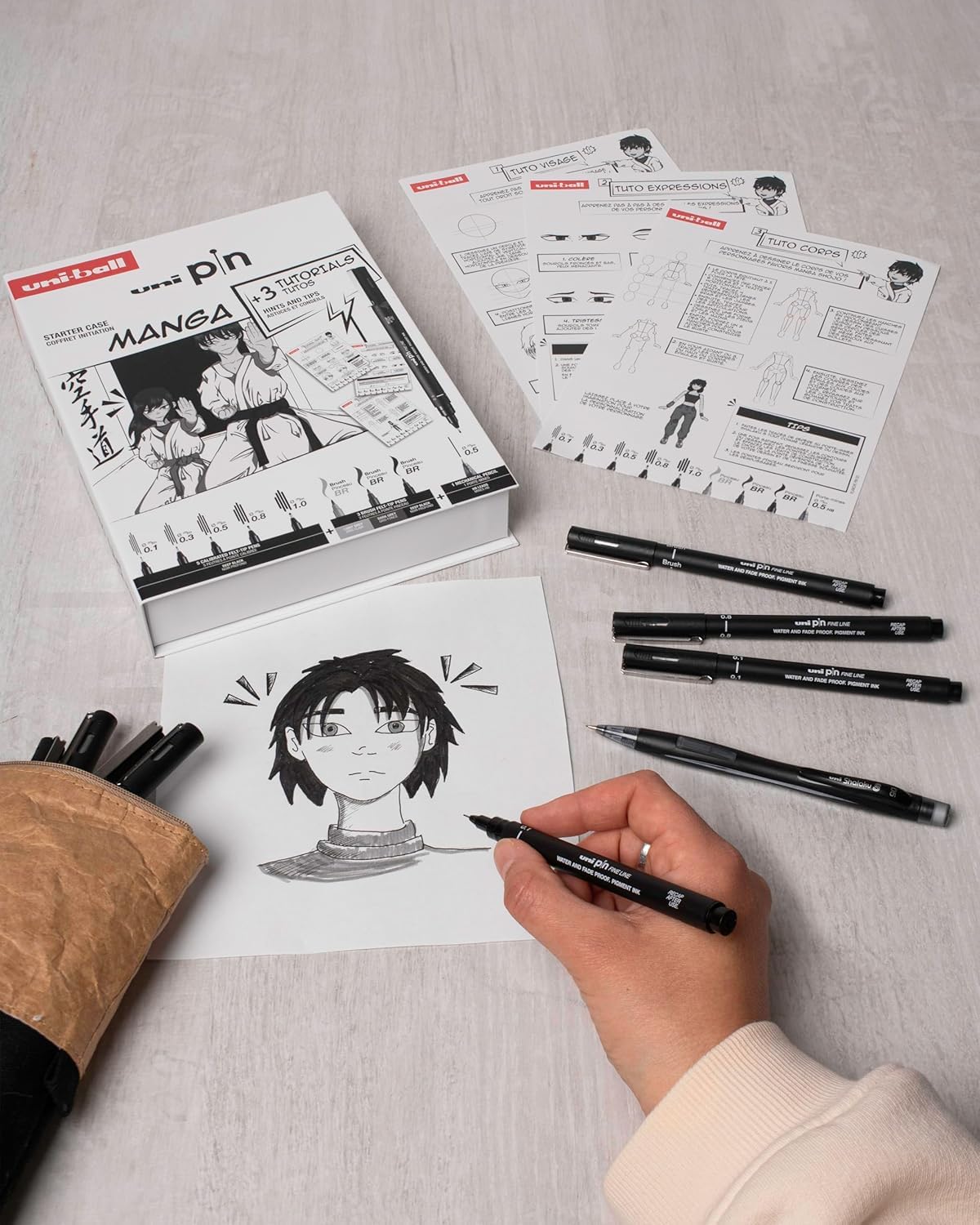 Uni Ball- Brush Pen Fine Liner per Manga, Kit Disegno Tecnico con Pennarelli Indelebili Punta Fine Professionali per Imparare a Disegnare e 1 Portamine, Set Penne Nere Calligrafia Scrittura + Tutorial