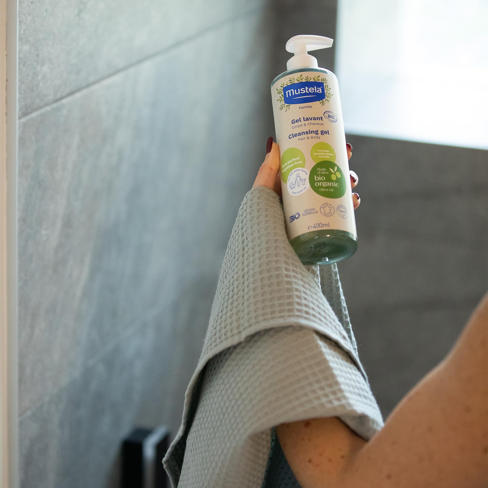 Mustela Gel Detergente Bio Vegano Con Olio di Oliva, Aloe Vera e Glicerina, Corpo e Capelli, Neonati, Tutta la Famiglia - Detersione Delicata Senza Seccare, 99% Ingredienti di Origine Naturale (400ml)