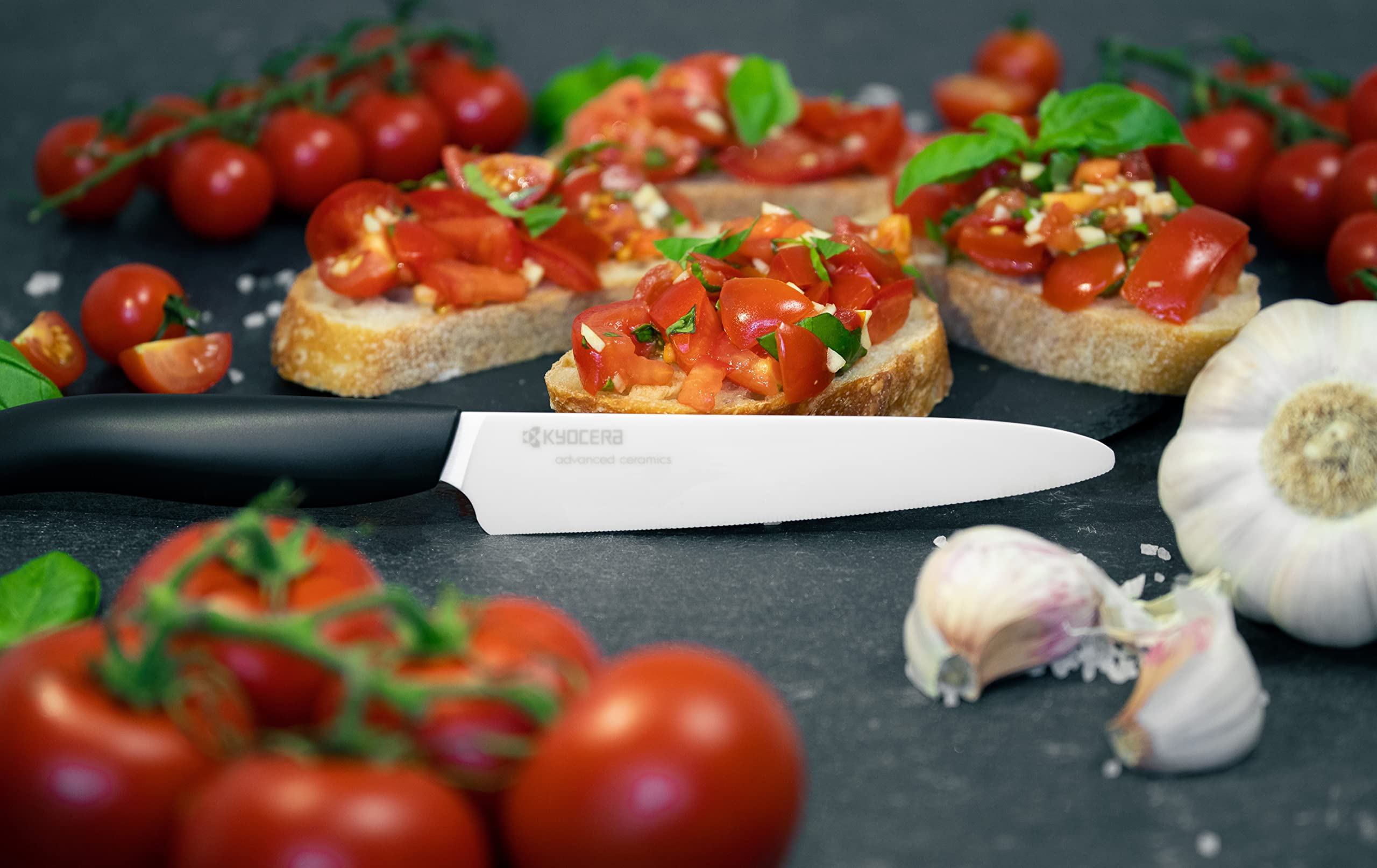 Couteau en céramique Kyocera, couteau à tomate, lame 12,5 cm, lame en céramique de zircone, coupe micro-scie, extrêmement tranchant, va au lave-vaisselle, FK-125 WH-BK EU