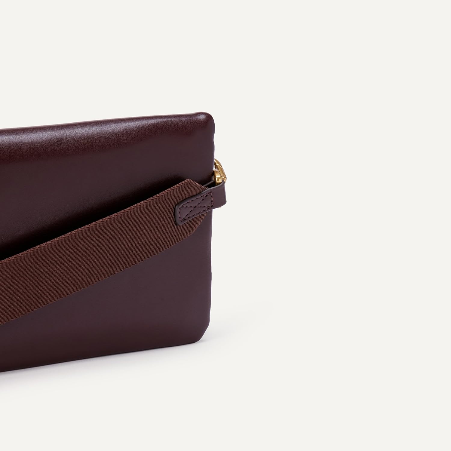 Amazon Essentials Women's Lightweight Clutch Crossbody Bag