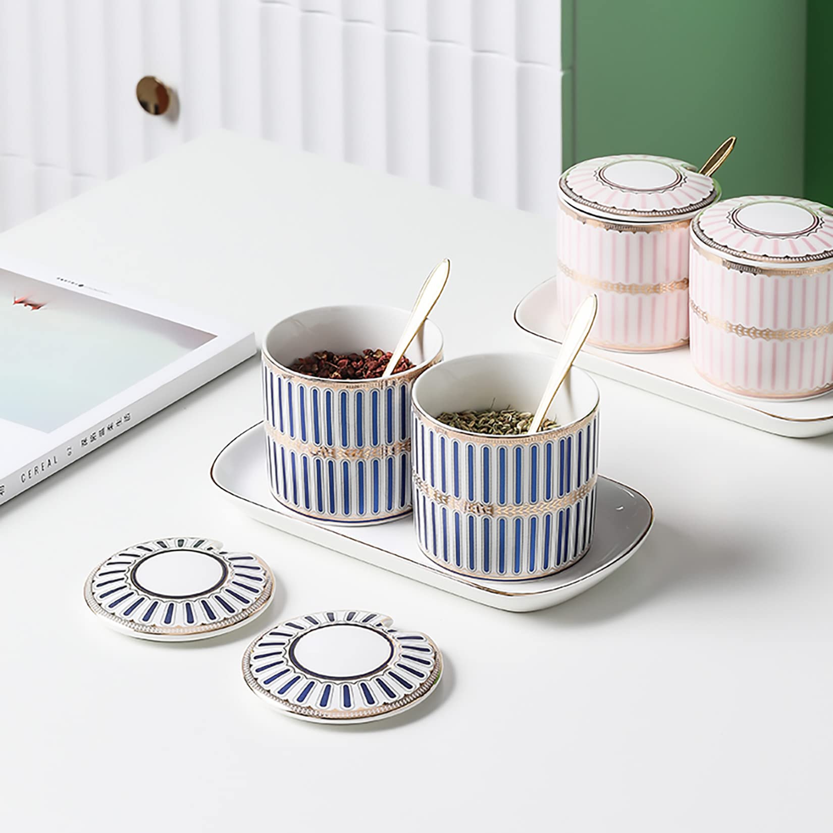 Pots à épices en céramique de Peinture colorée, contenants d'épices de Luxe légers, Pots de Condiments de sel de Cuisine et de Sucre avec couvercles, cuillères et Plateau,Blue/Set of 2