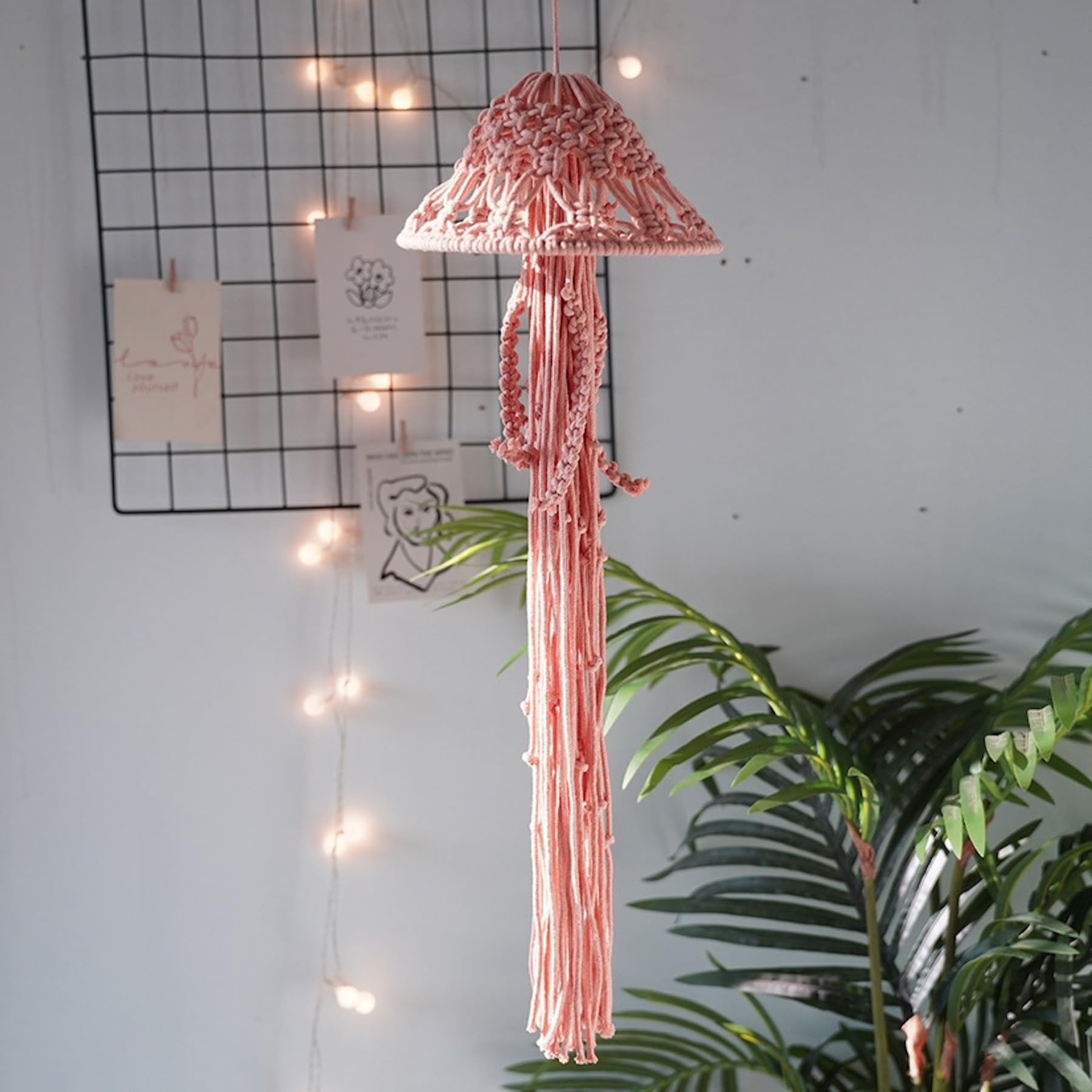Attrape-rêves méduse lumineux en macramé rose à suspendre