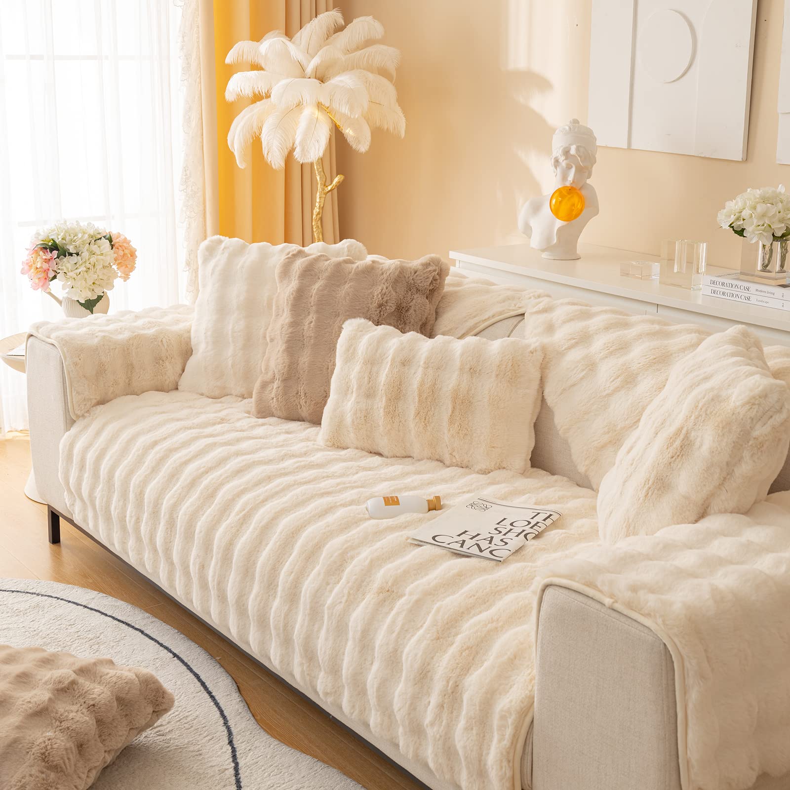 Housse de coussin fausse fourrure lapin pour une ambiance cocooning au salon lors des soirées d'hiver